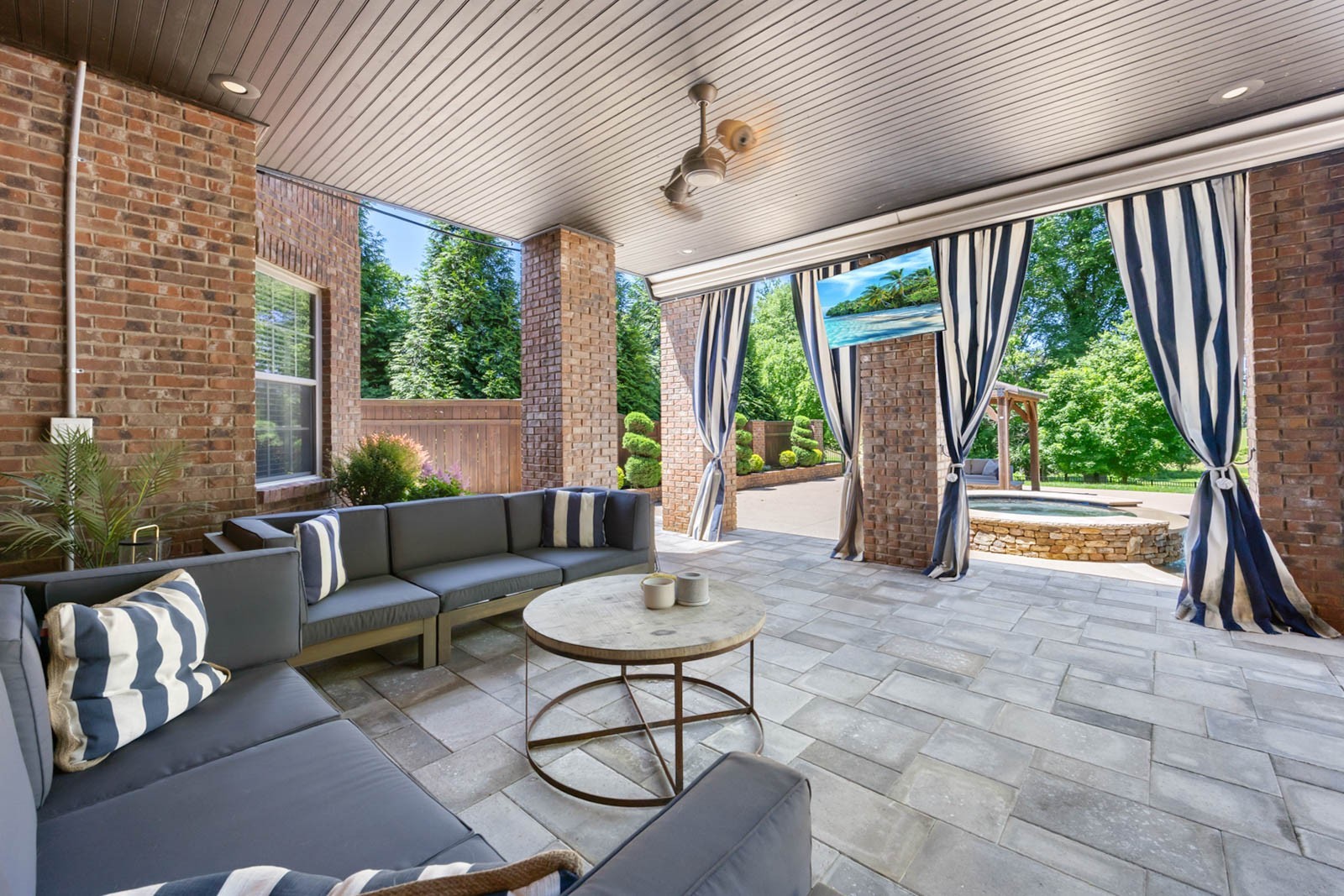 Clarksville, Tennessee, 37043, United States, 4 Bedrooms Bedrooms, ,5 BathroomsBathrooms,Residential,For Sale,1997798