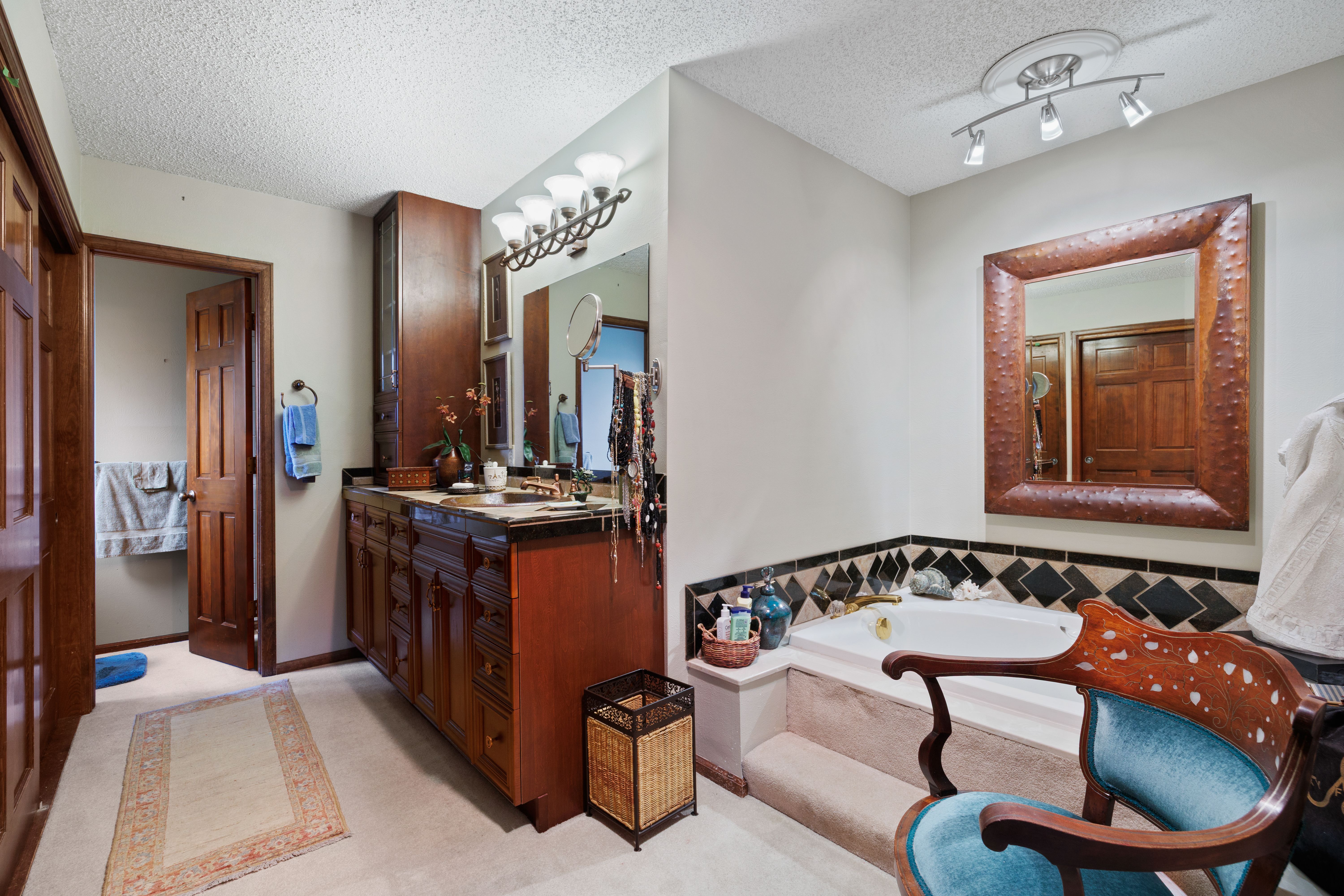  Updated Home with Private Yard & Equity Potential - 物件實景