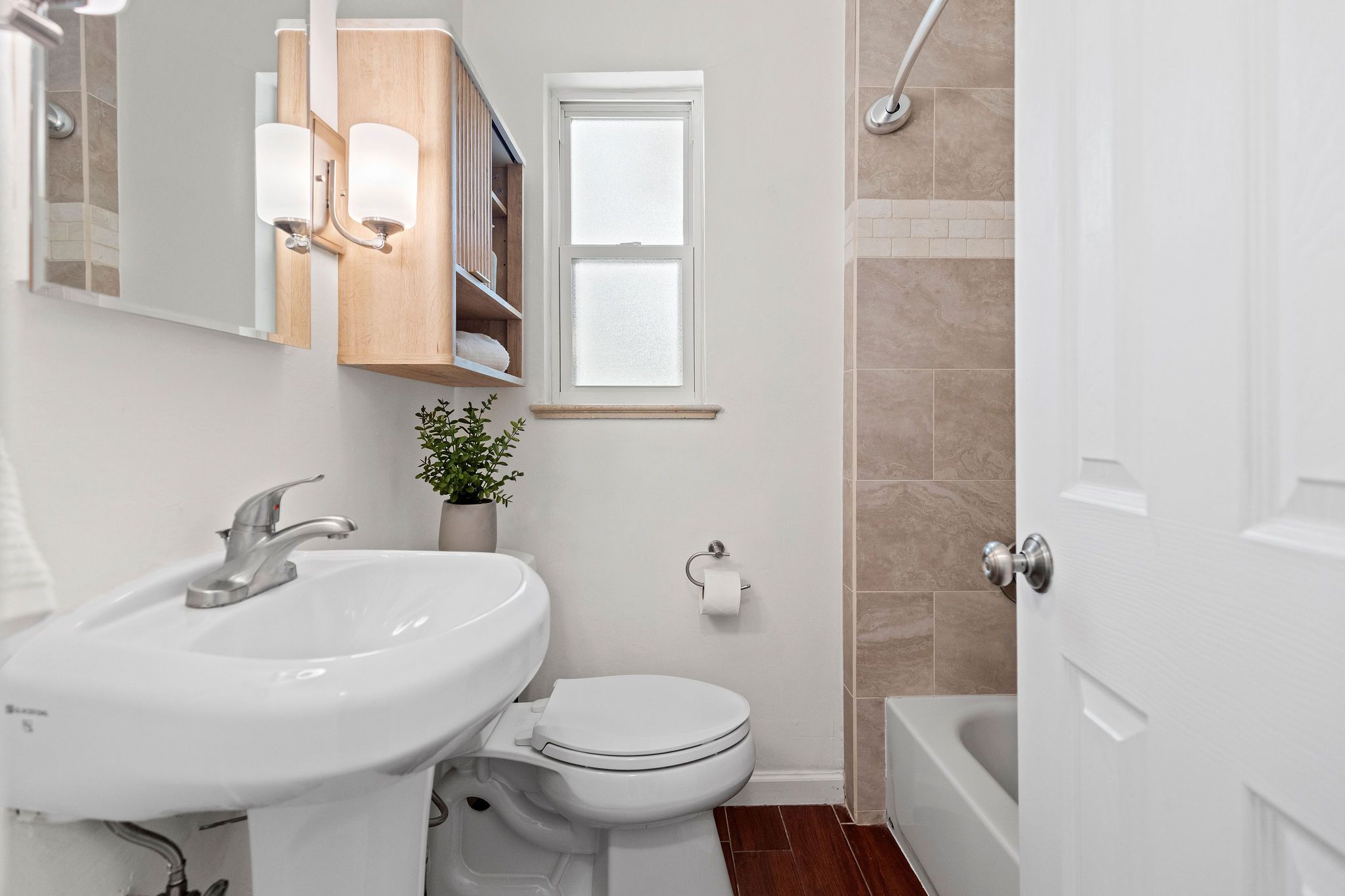  Welcome to this charming, recently remodeled home in Mayfair neighborhood - 物件實景