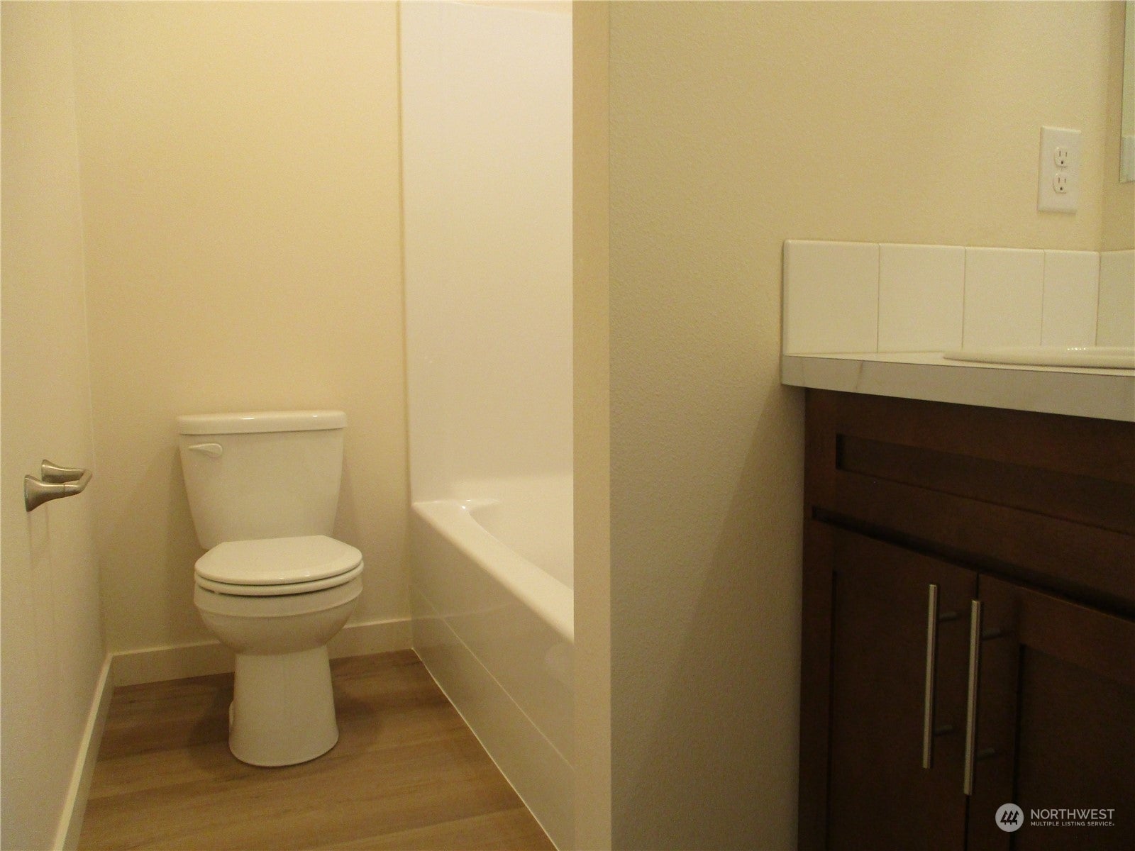 Kelso, Washington, 98626, United States, ,Residential,For Sale,1977091