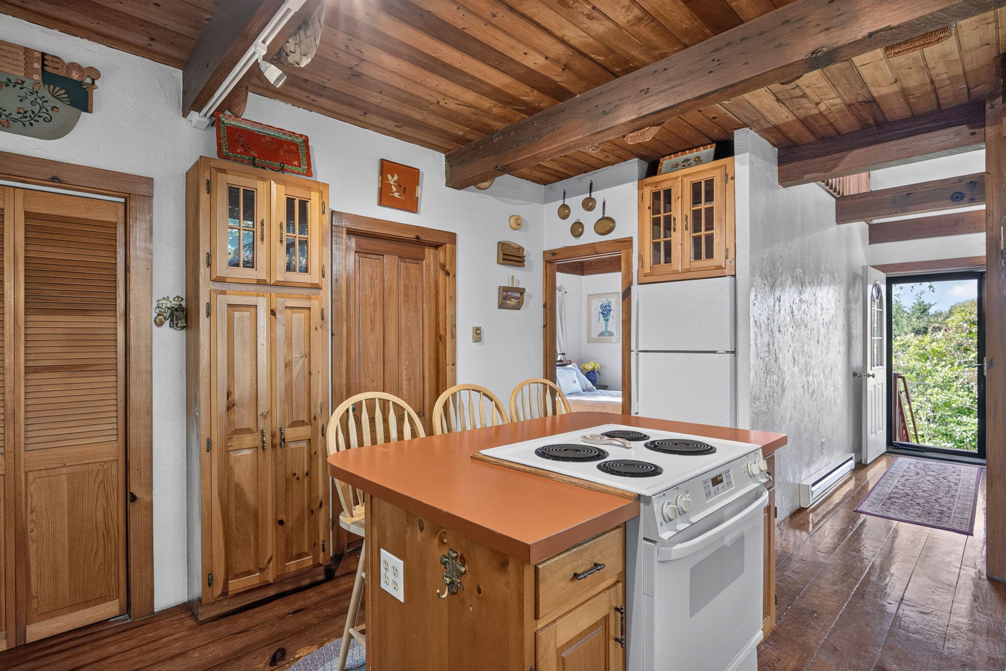  Wooded Privacy, Soaring Ceilings & a Separate Apartment - 物件實景