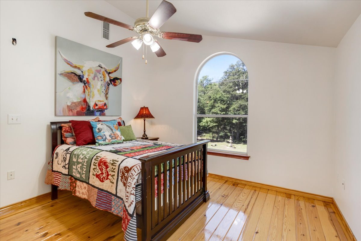 Bonham, Texas, 75418, United States, 6 Bedrooms Bedrooms, ,3 BathroomsBathrooms,Residential,For Sale,1983606