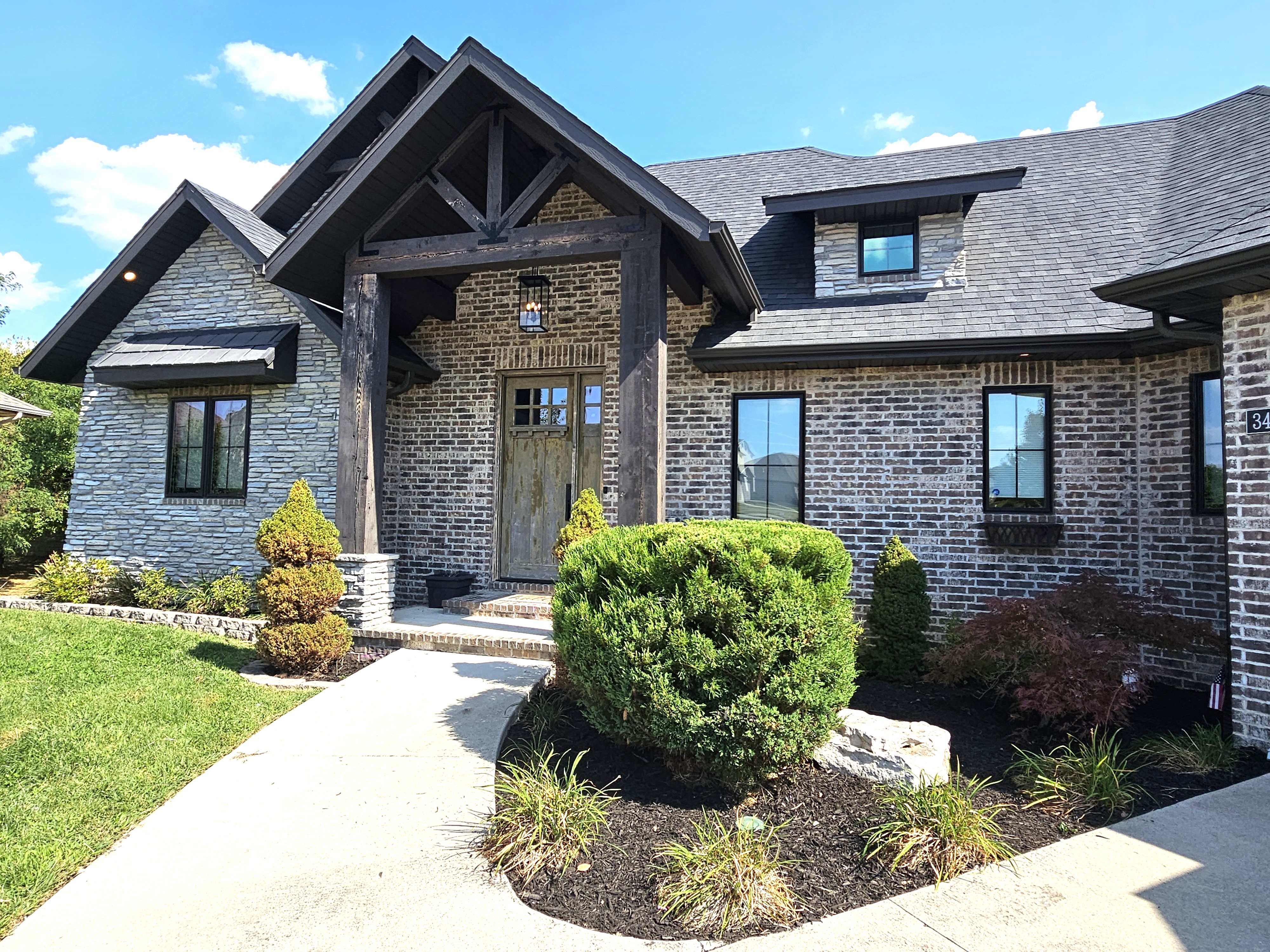 SPRINGFIELD, Missouri, 65804, United States, 4 Bedrooms Bedrooms, ,4 BathroomsBathrooms,Residential,For Sale,1996433