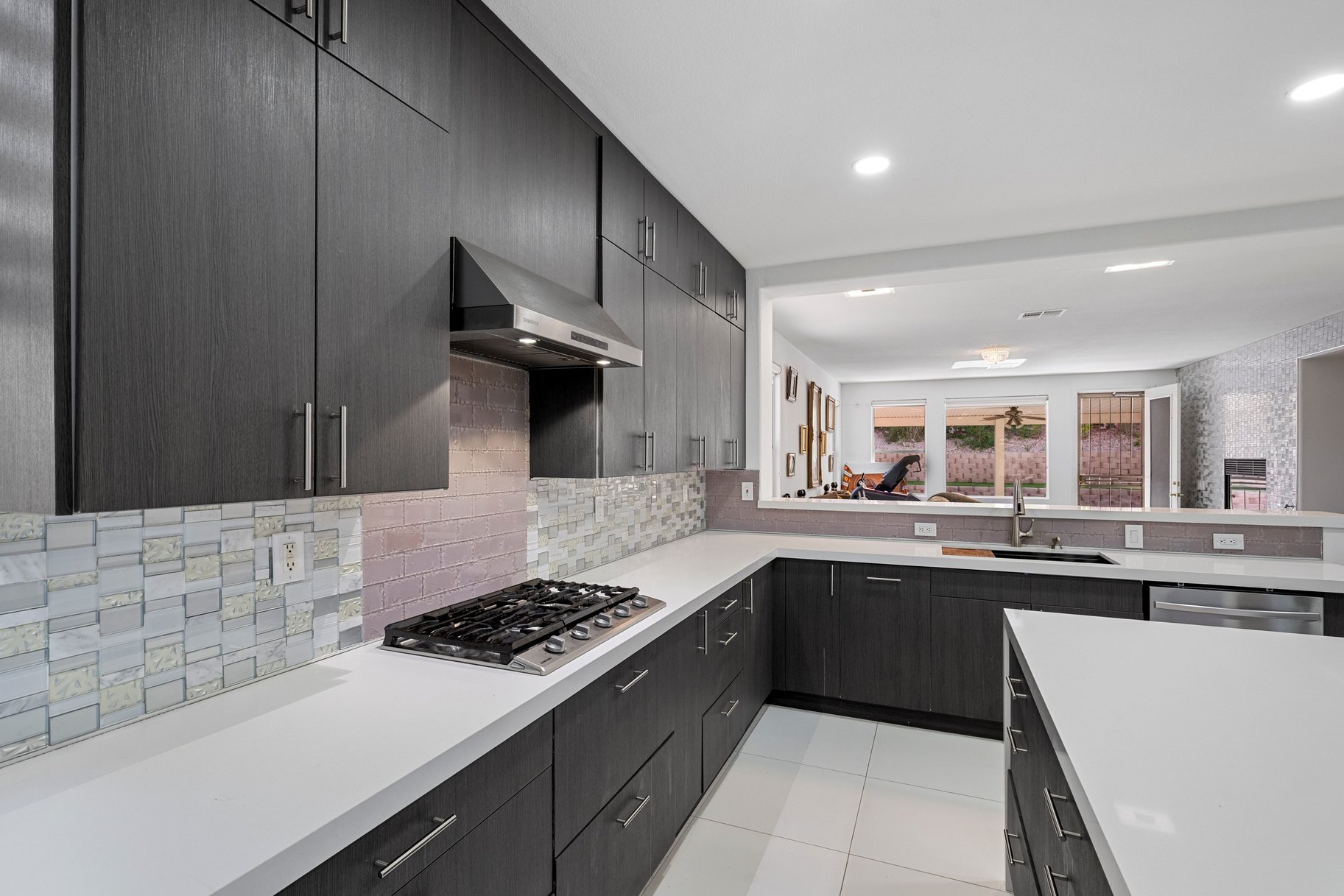  Highly Upgraded 4,000 sq ft Estate in Gated Community - 物件實景