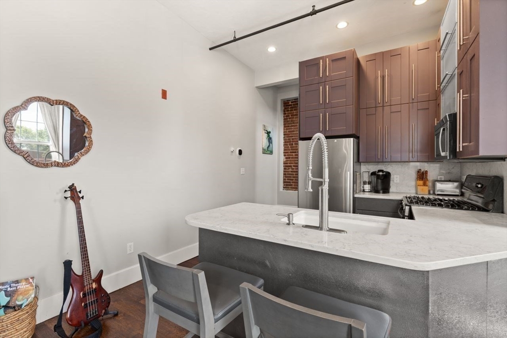 Salem, Massachusetts, 01970, United States, 2 Bedrooms Bedrooms, ,2 BathroomsBathrooms,Residential,For Sale,1896365