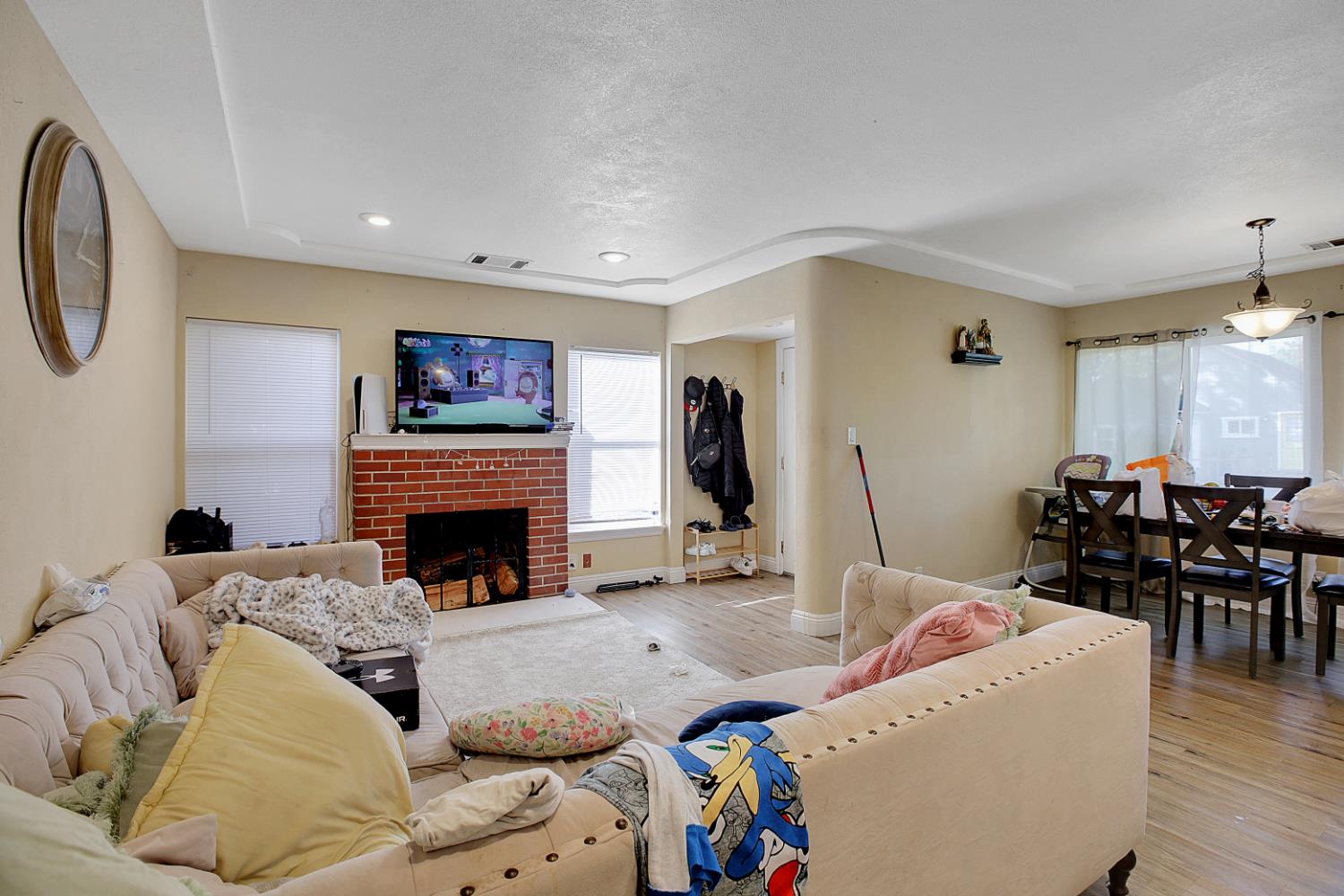 Sacramento, California, 95820, United States, 3 Bedrooms Bedrooms, ,2 BathroomsBathrooms,Residential,For Sale,1993512