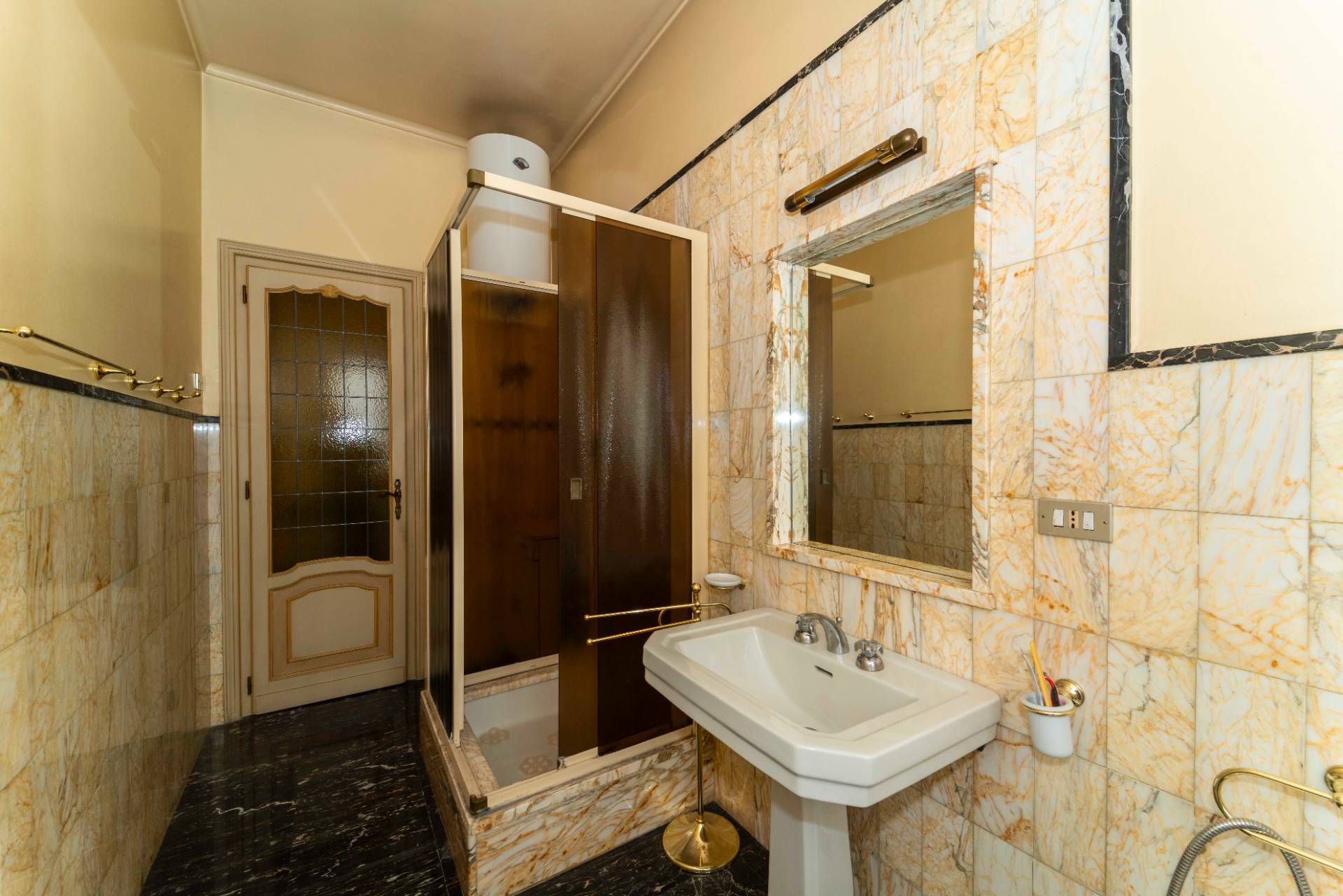 Torino, Torino, 10100, IT, 4 Bedrooms Bedrooms, ,3 BathroomsBathrooms,Residential,For Sale,1989083