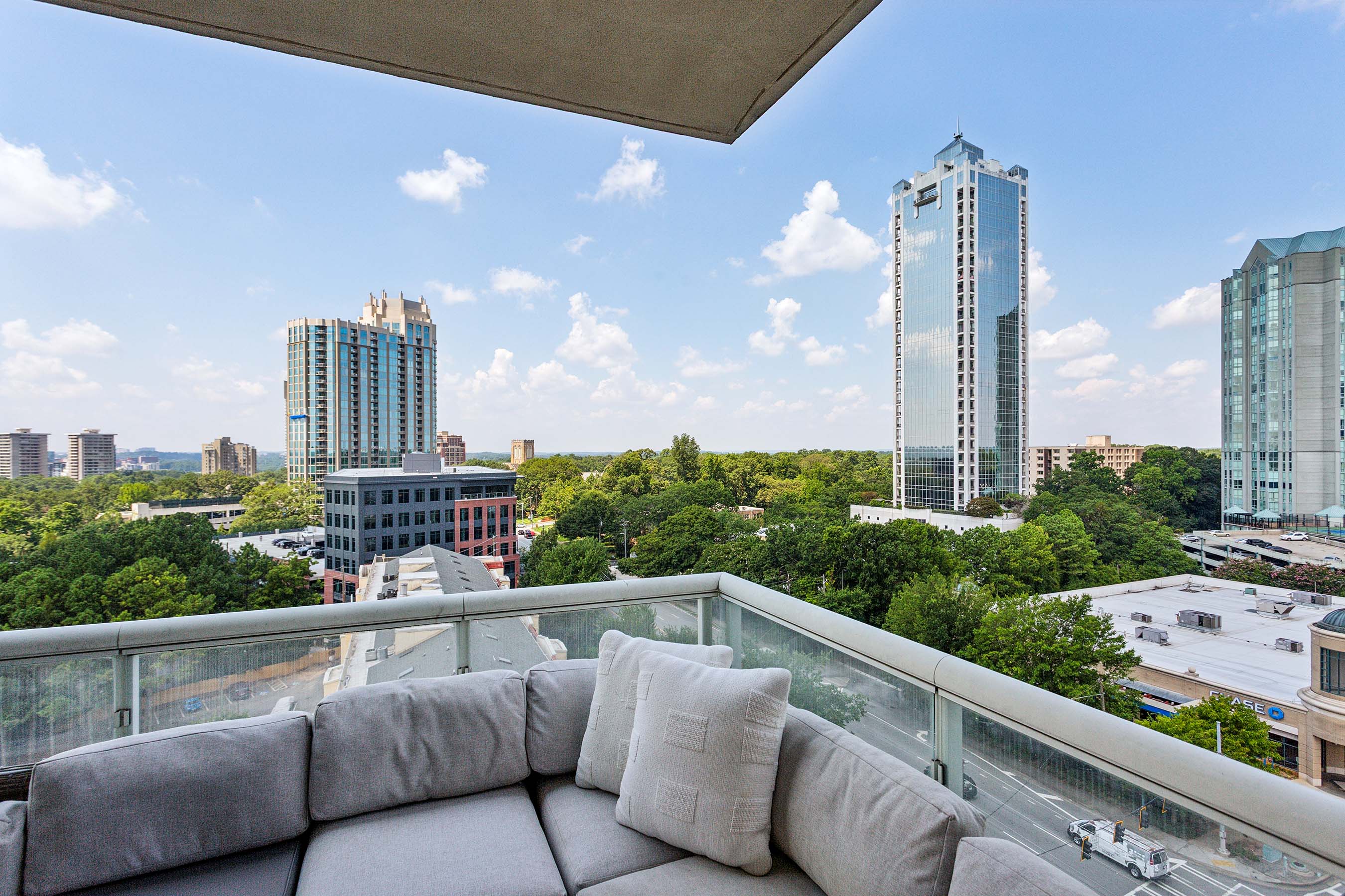  Unparalleled Views from this Renovated Corner Unit in the Heart of Buckhead - 物件實景