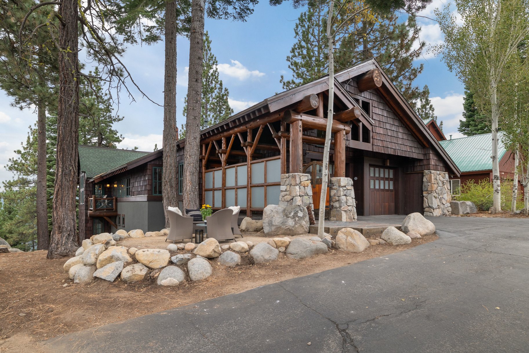  Views of Donner Lake with Donner Lake Rim Trail in Backyard - 物件實景