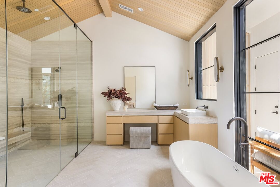 Los Angeles, California, 90049, United States, 5 Bedrooms Bedrooms, ,3 BathroomsBathrooms,Residential,For Sale,1839044
