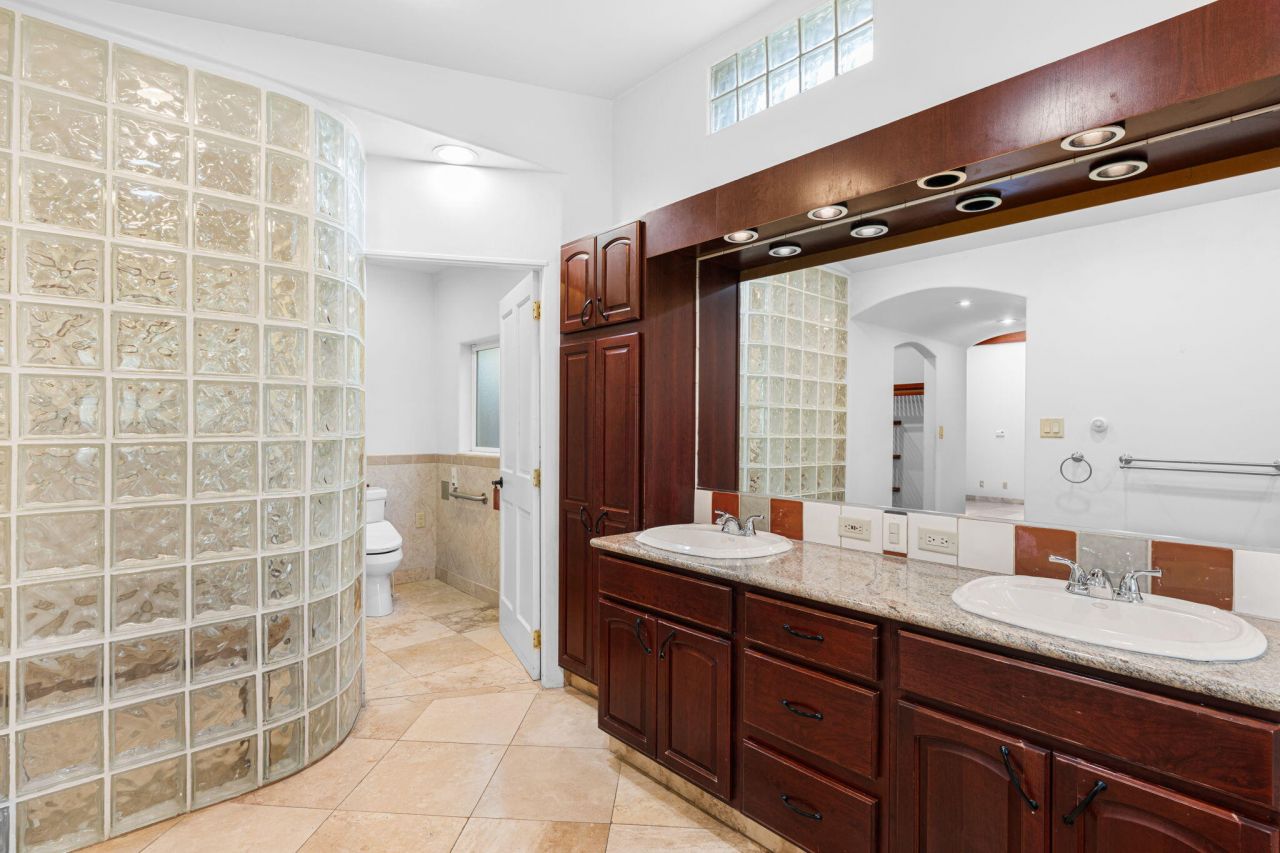 Albuquerque, New Mexico, 87106, United States, 4 Bedrooms Bedrooms, ,5 BathroomsBathrooms,Residential,For Sale,1896146