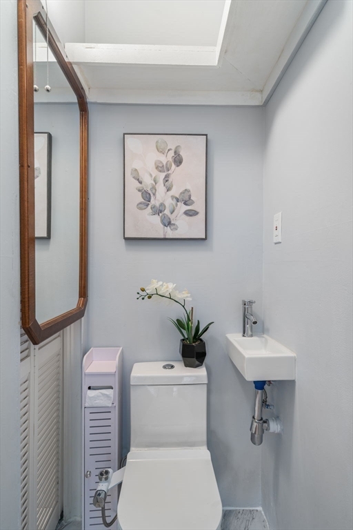 Newton, Massachusetts, 02458, United States, 2 Bedrooms Bedrooms, ,2 BathroomsBathrooms,Residential,For Sale,1906436