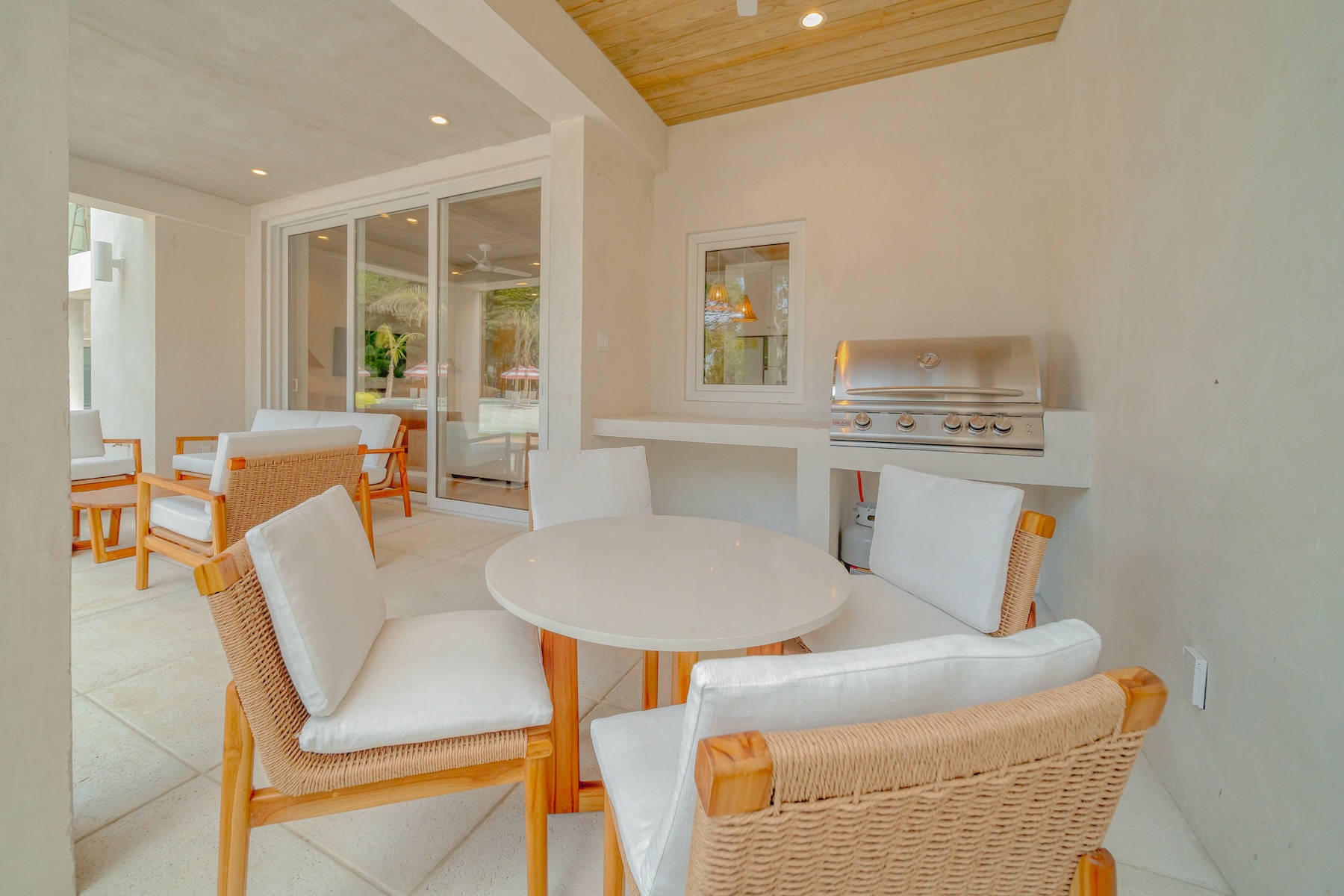  Beachfront Condo B2 in Watercolors Resort, West Bay - 物件實景