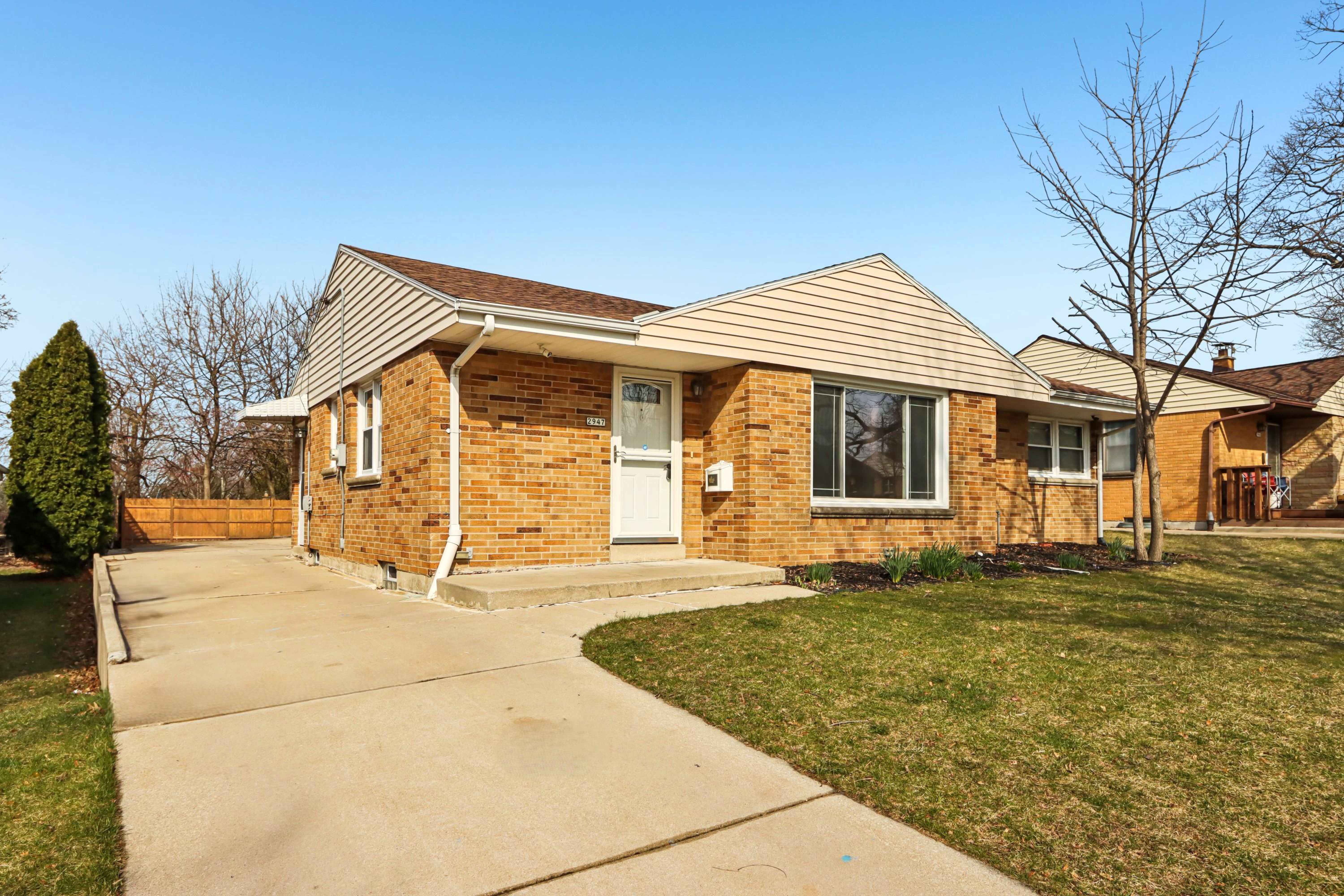  Classic Brick Ranch with an Incredible 3.5+ Car Garage - 物件實景