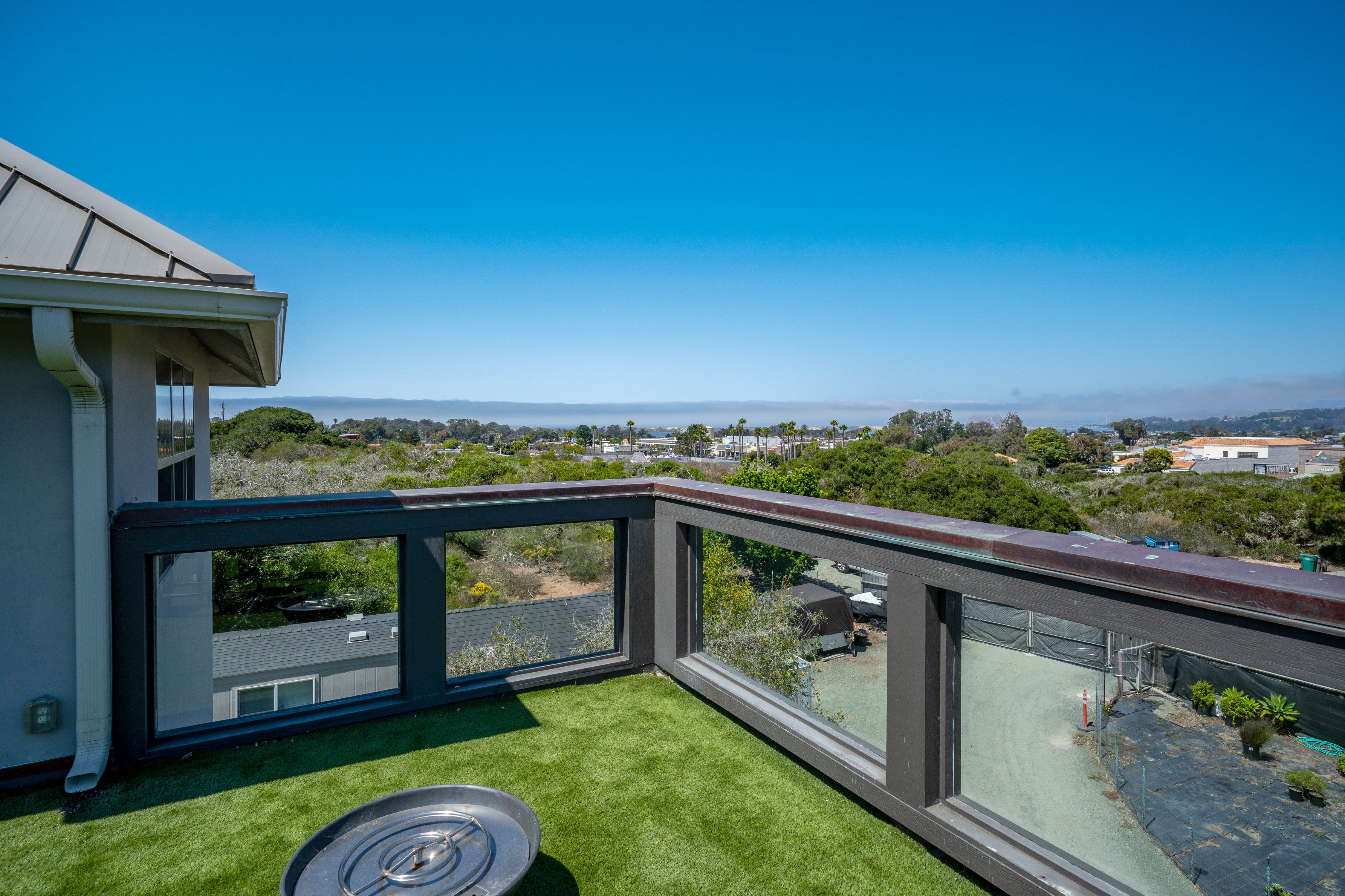  A Rare Coastal Offering: Luxury Living and Income-Generating Opportunity - 物件實景