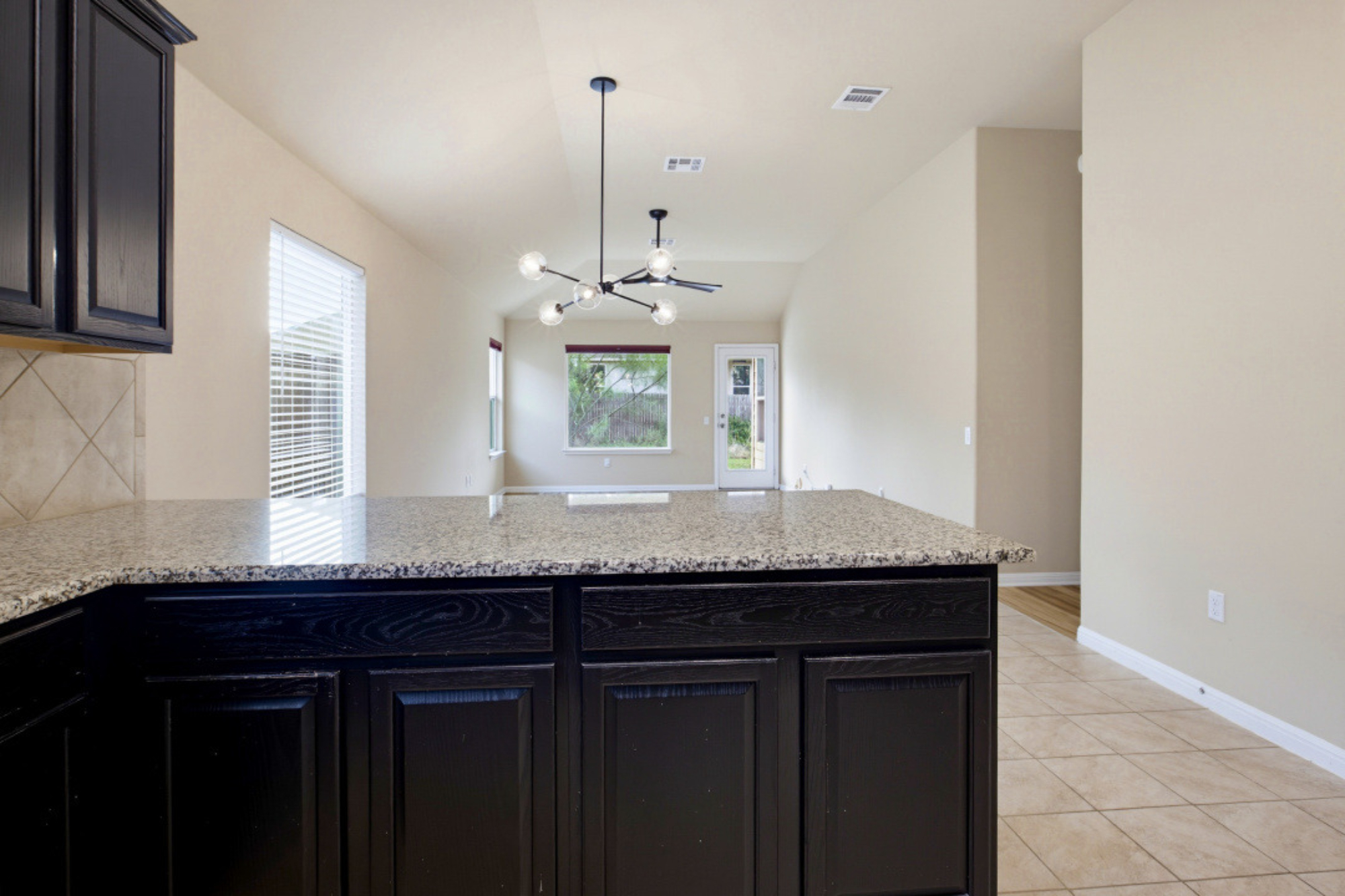  Move-In Ready & Meticulously Maintained in Fort Dessau - 物件實景