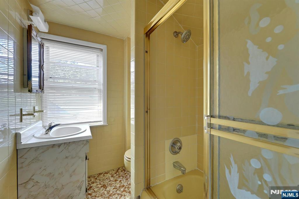 Leonia, New Jersey, 07605, United States, 5 Bedrooms Bedrooms, ,4 BathroomsBathrooms,Residential,For Sale,1934270