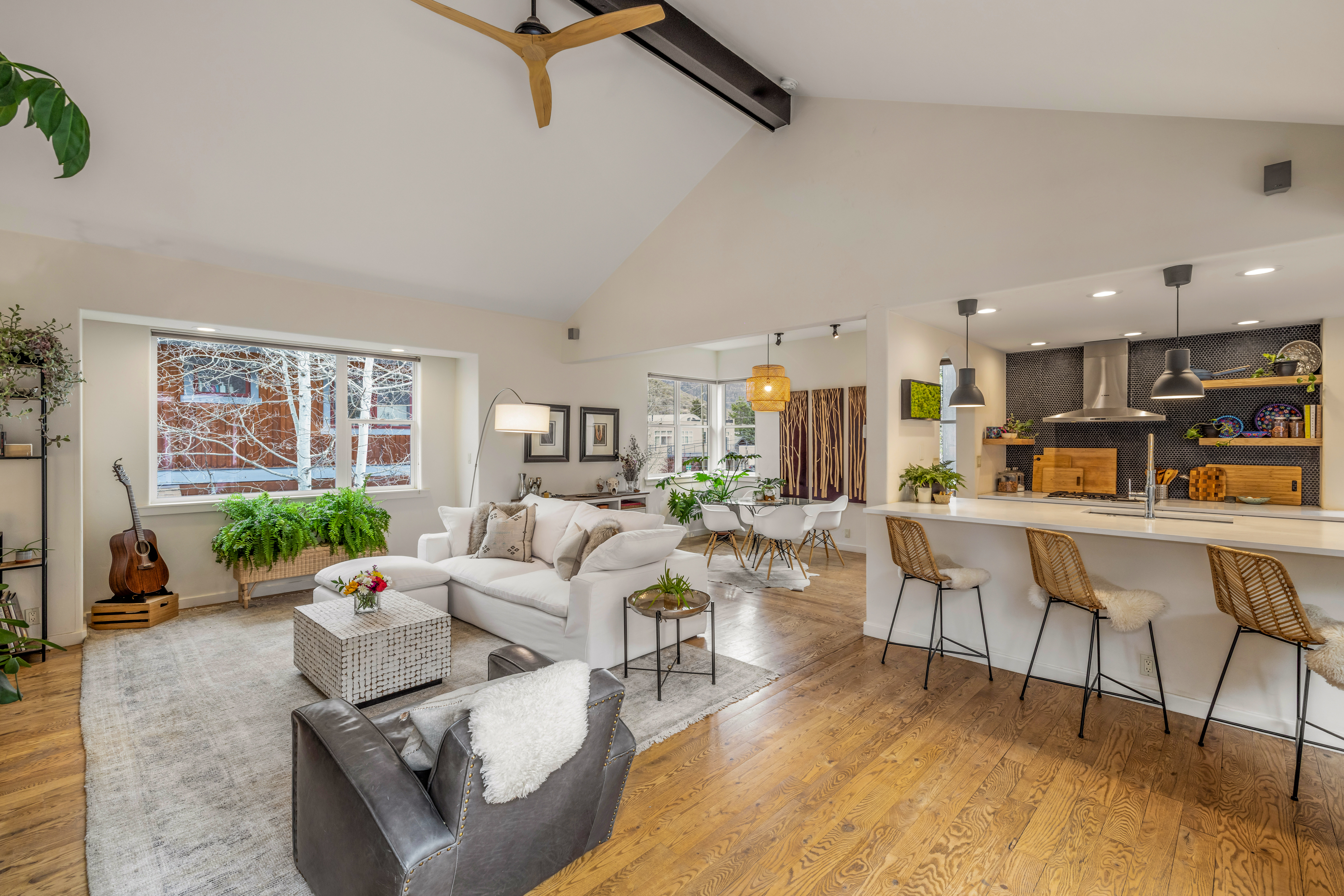  Mountain Views, Unique, Warm, Inviting and Functional Floor Plan - 物件實景