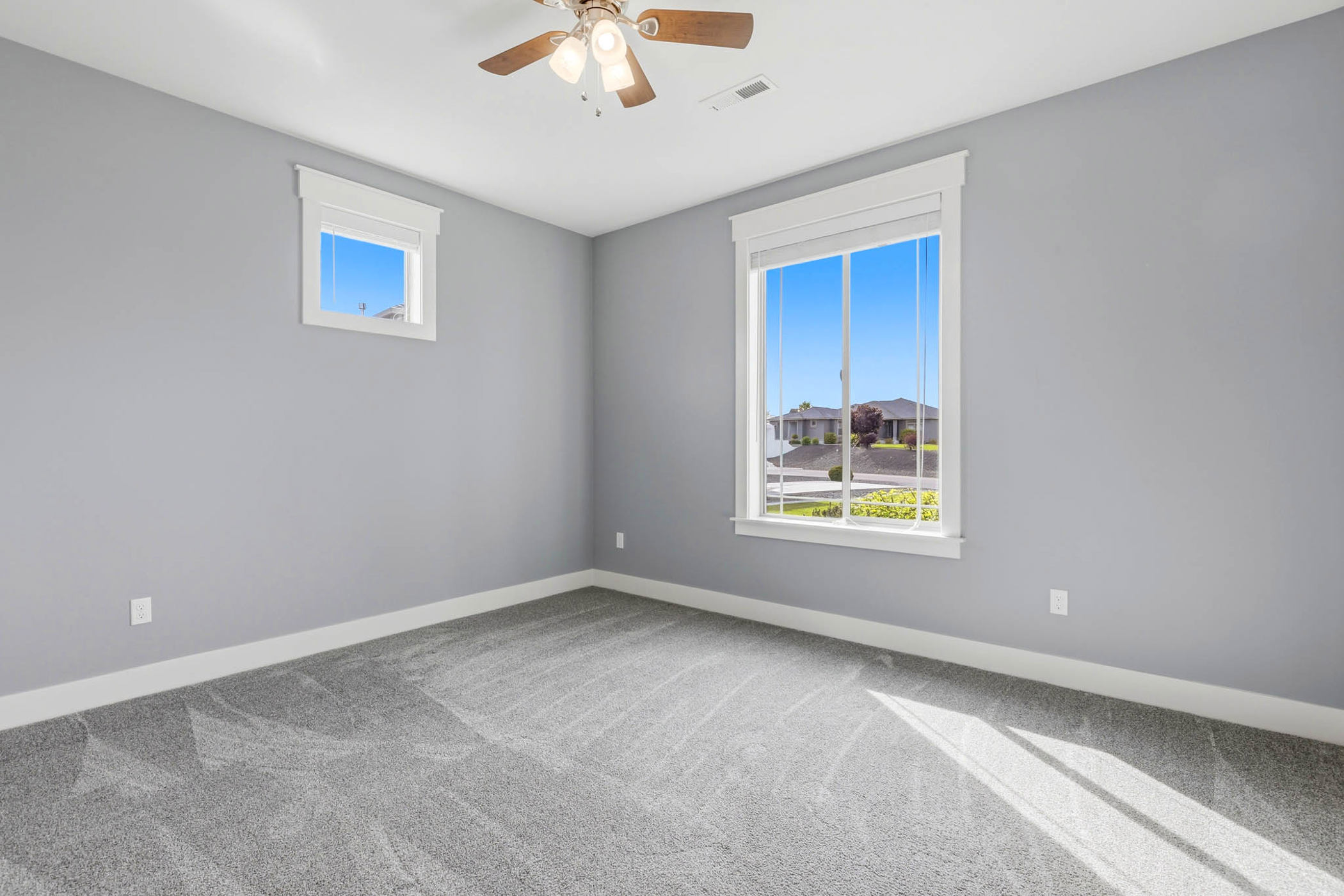  4 car garage in cul-de-sac Upgrades, single level - 物件實景
