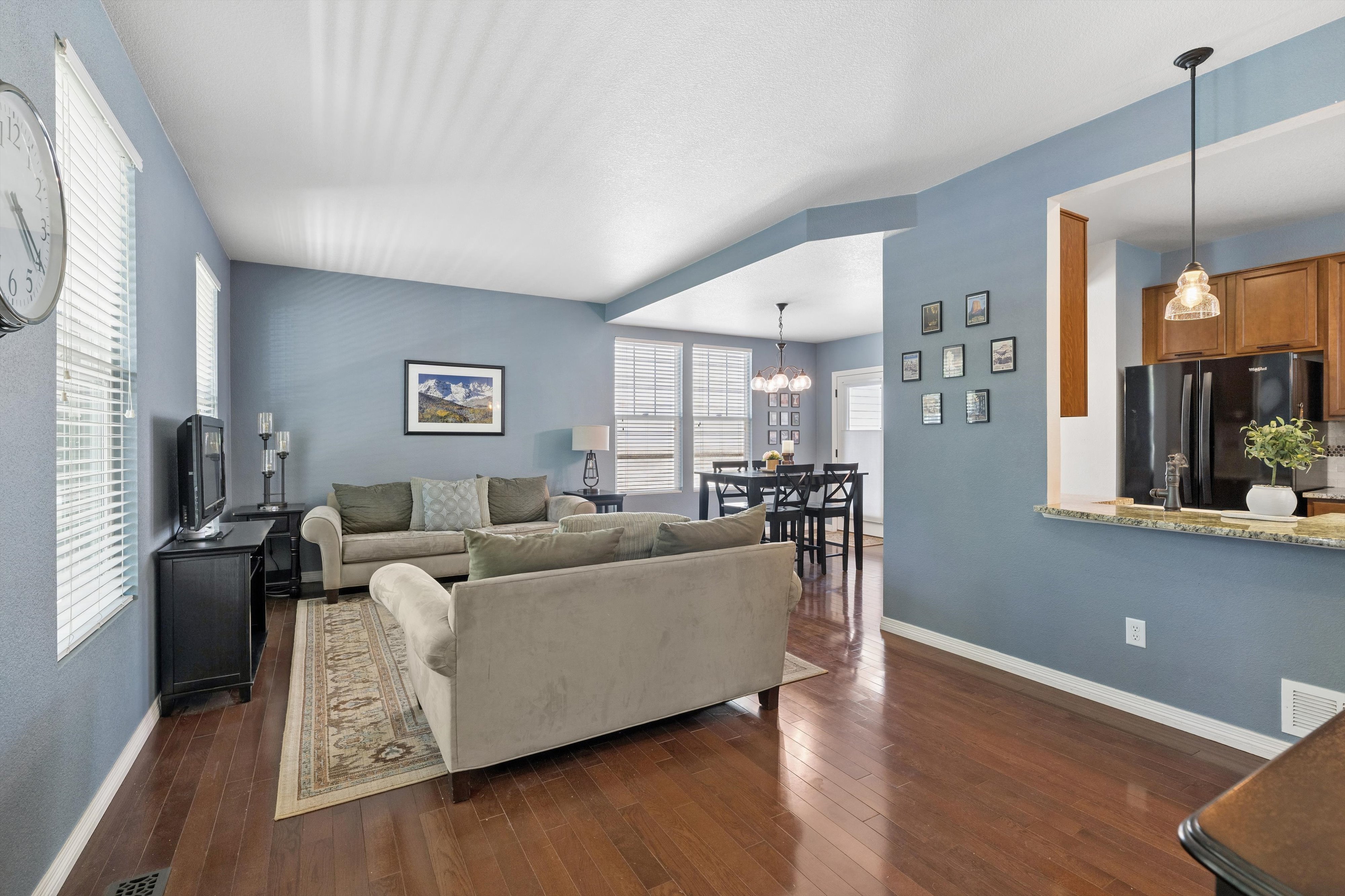  Beautiful 3-Bedroom, 3-Bath Home On A Charming Tree-Lined Street - 物件實景