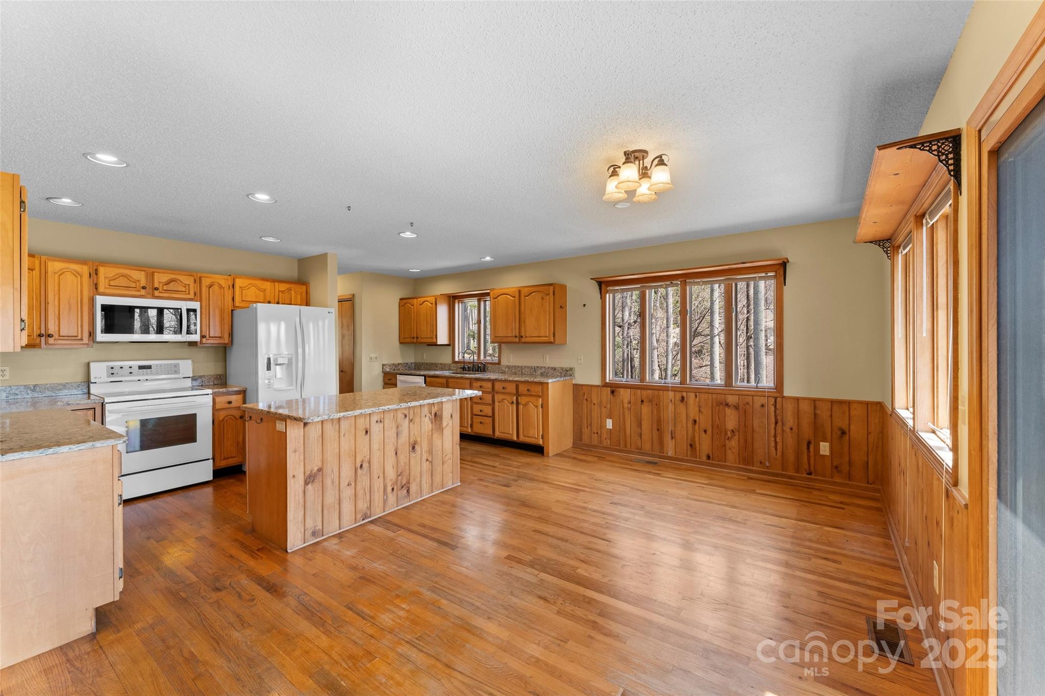 Maggie Valley, North Carolina, 28751, United States, 3 Bedrooms Bedrooms, ,3 BathroomsBathrooms,Residential,For Sale,1976067