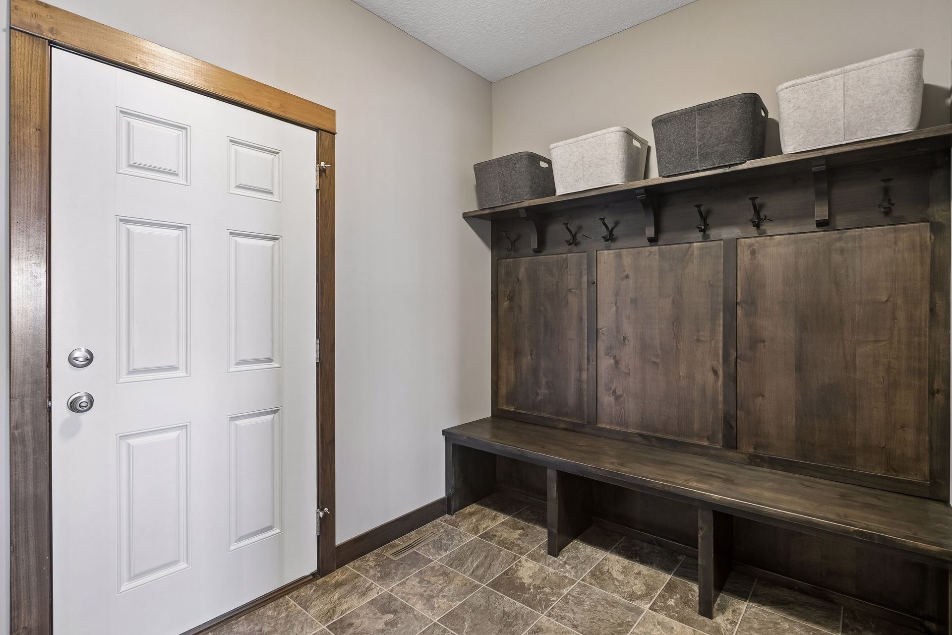  Elegant Living with Entertainer’s Lower Level - 物件實景