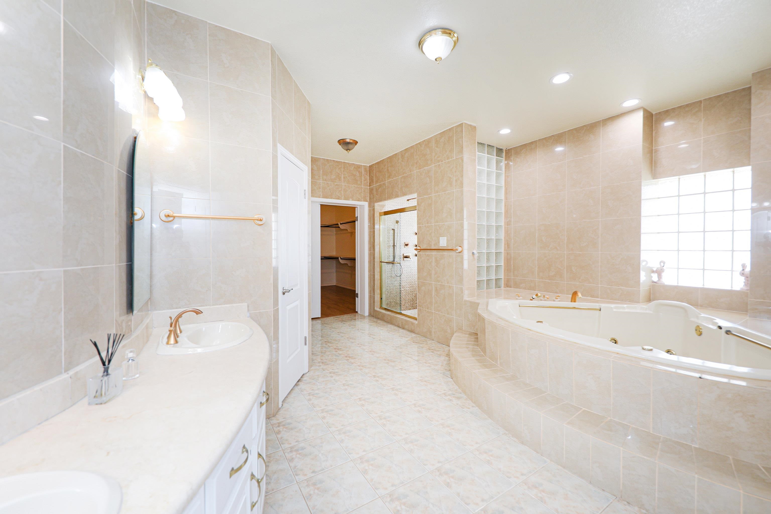 Laredo, Texas, 78041, United States, 4 Bedrooms Bedrooms, ,6 BathroomsBathrooms,Residential,For Sale,1883339