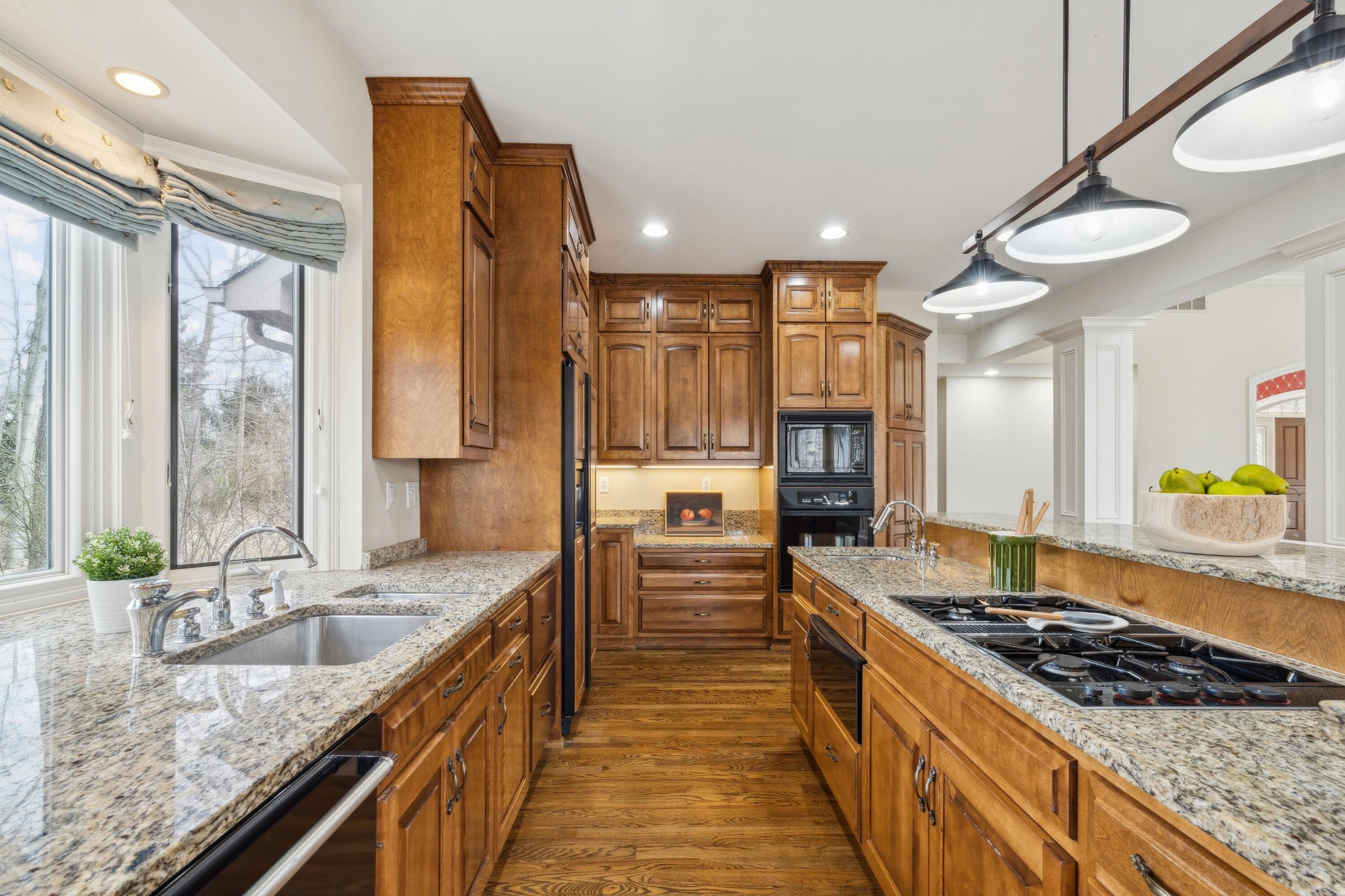 Columbus, Ohio, 43220, United States, 5 Bedrooms Bedrooms, ,5 BathroomsBathrooms,Residential,For Sale,1798291