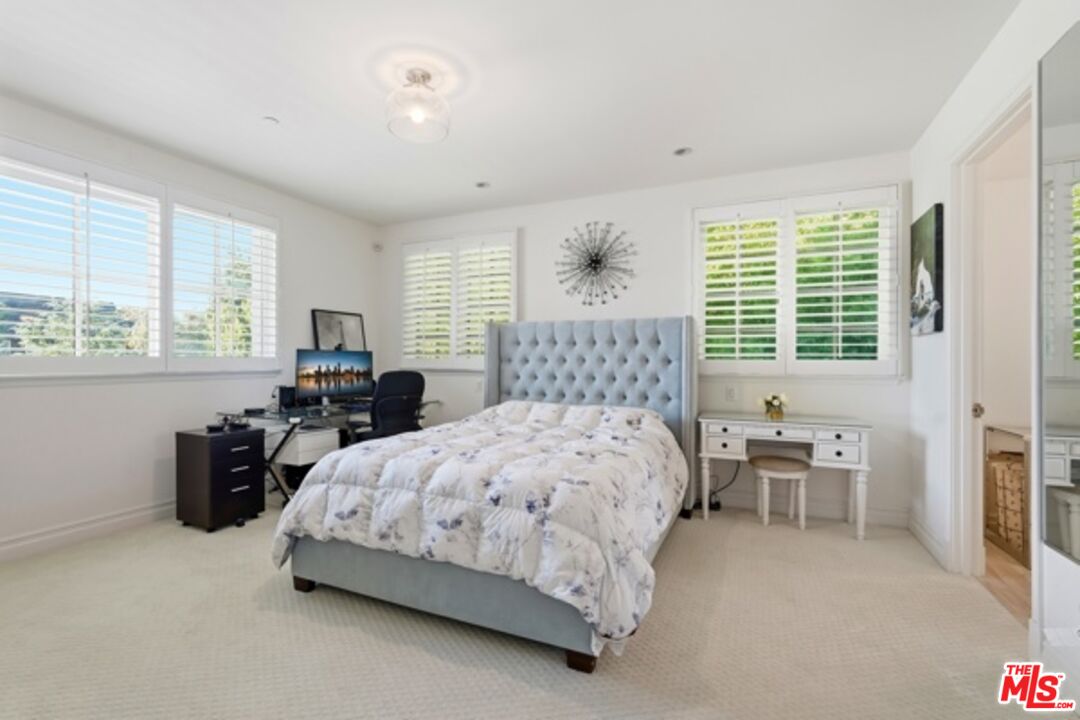 Los Angeles, California, 90010, United States, 3 Bedrooms Bedrooms, ,3 BathroomsBathrooms,Residential,For Sale,1997463