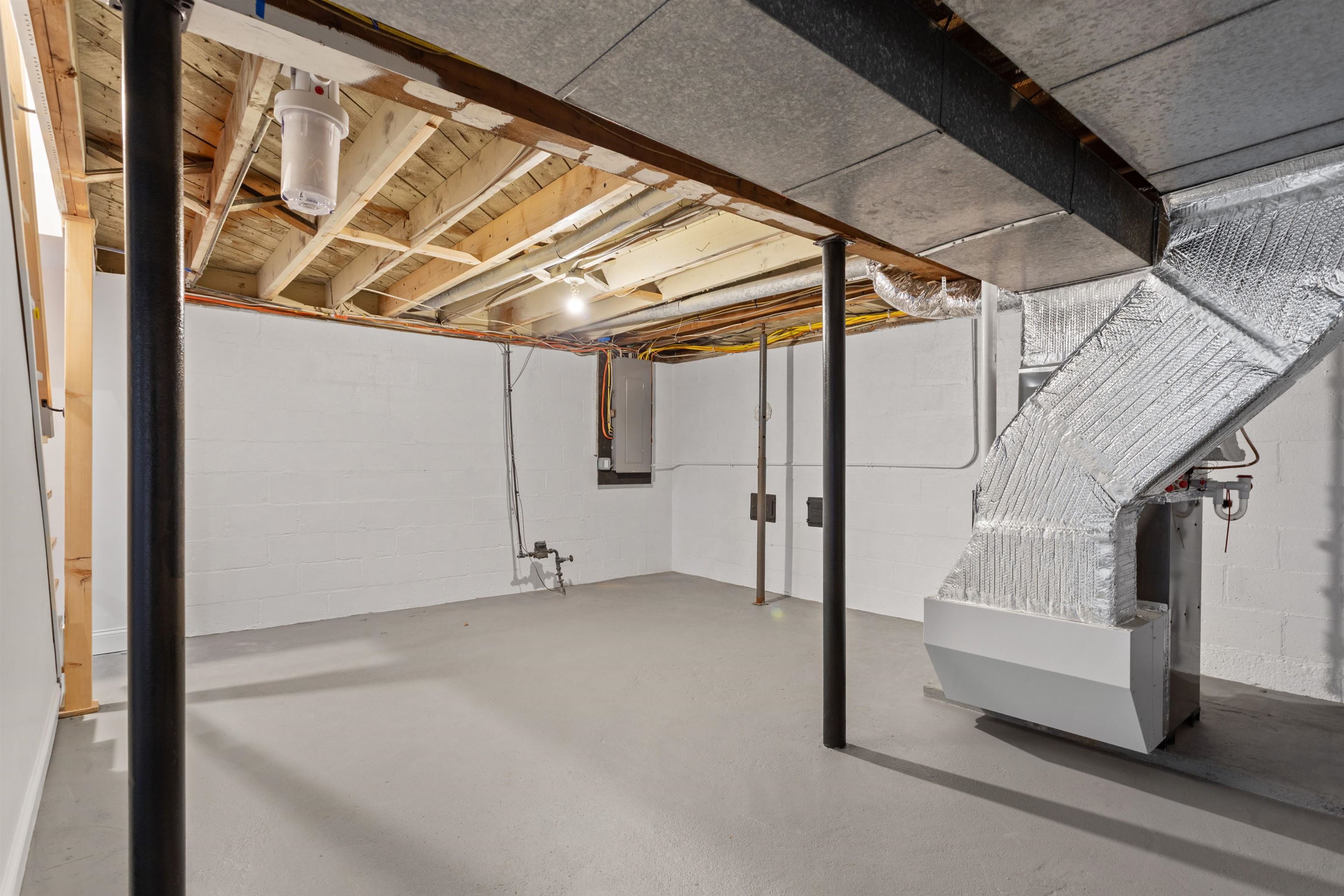 Portsmouth, New Hampshire, 03801, United States, 3 Bedrooms Bedrooms, ,1 BathroomBathrooms,Residential,For Sale,1991010