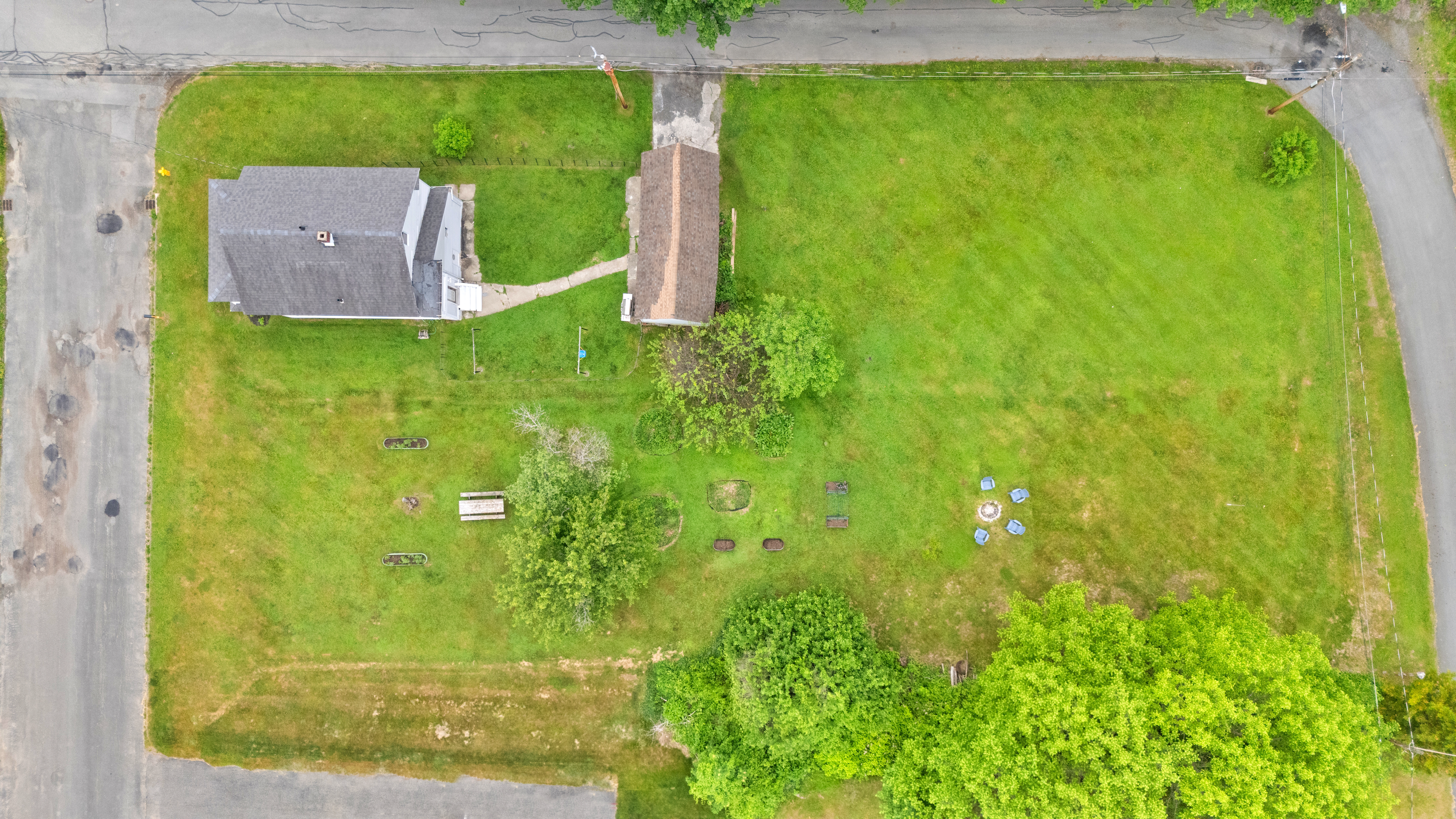  Classic New England Farmhouse with Exceptional Yard - 物件實景