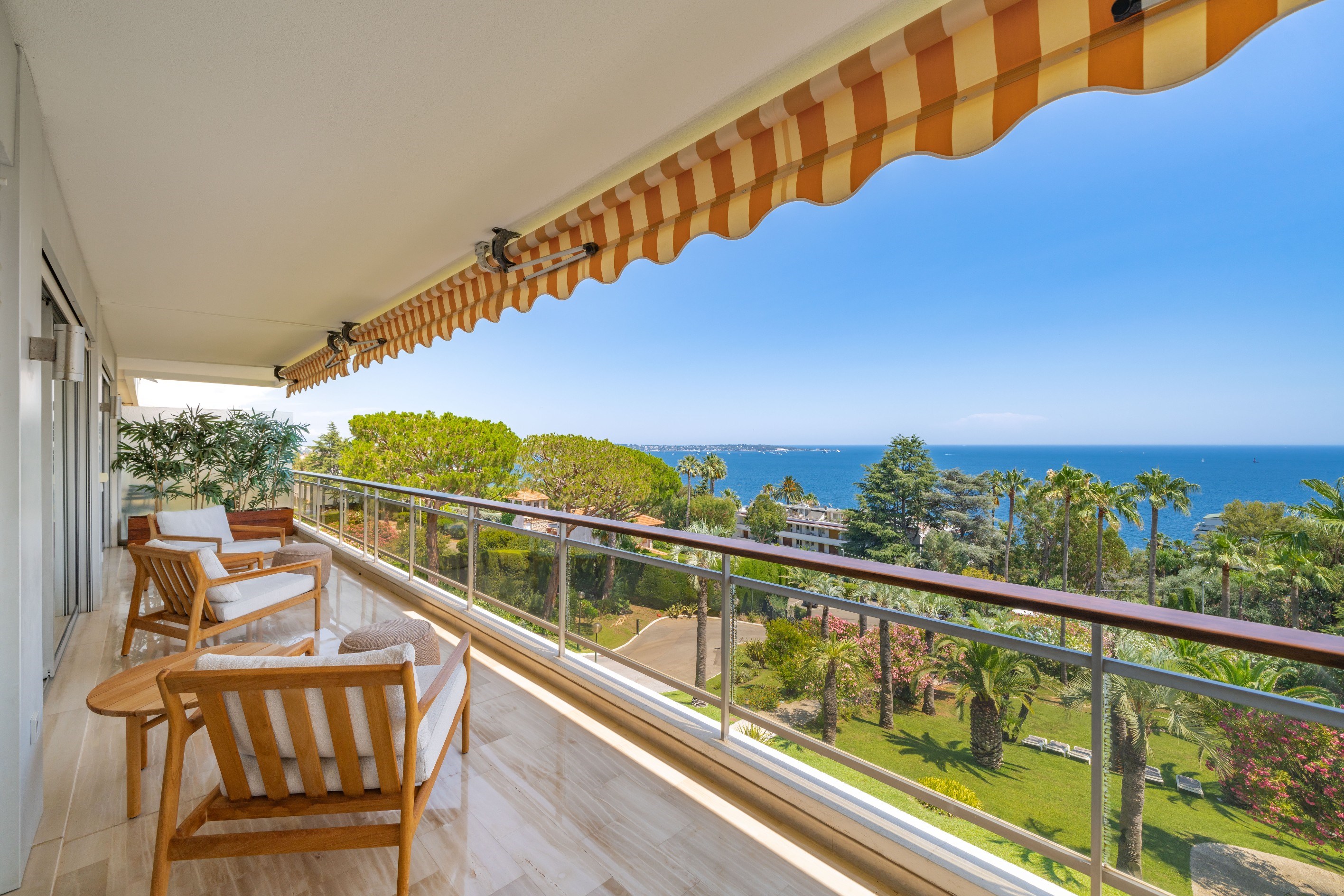  Panoramic Mediterranean views from a 150 sq m apartment near Cannes - 物件實景