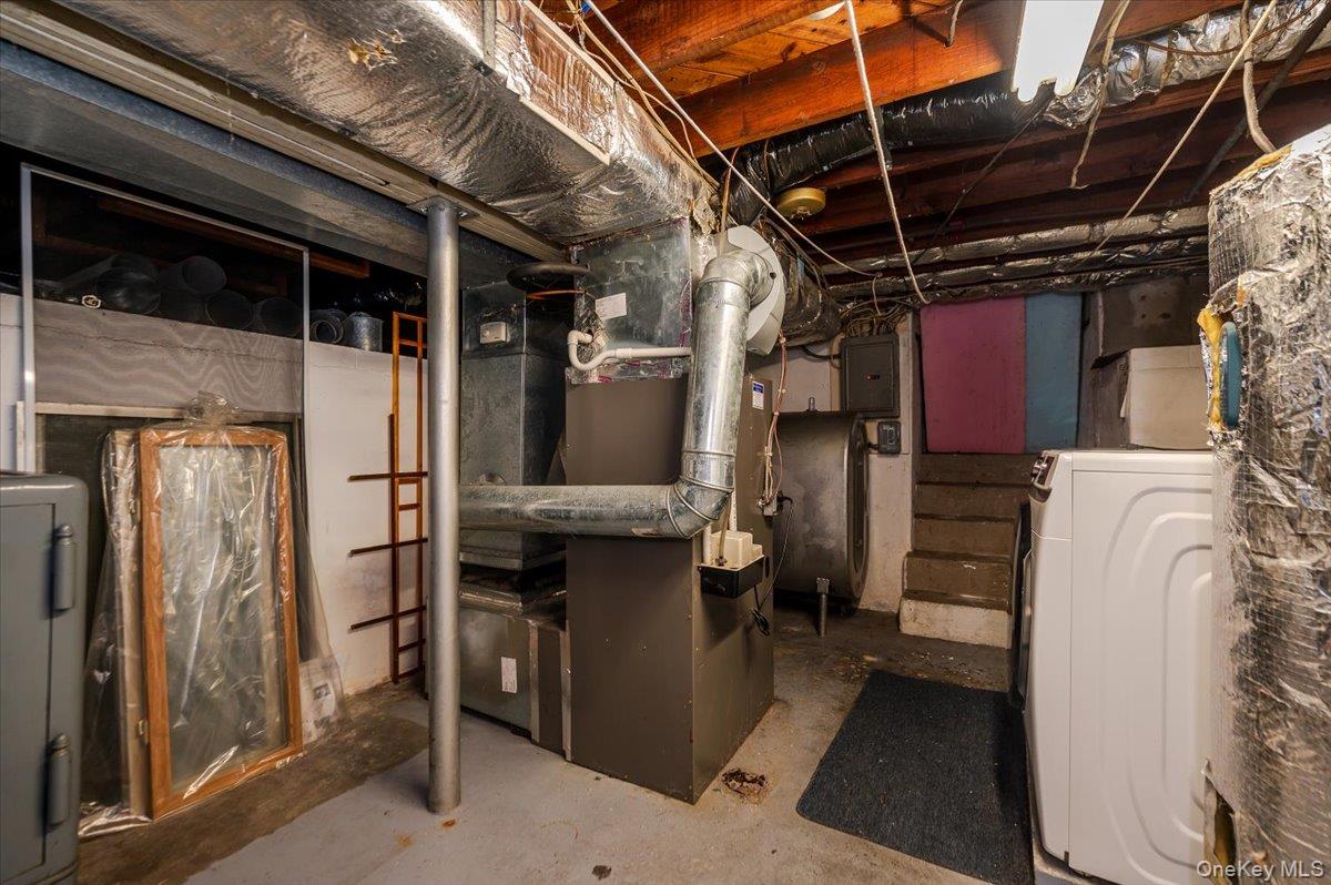 Ronkonkoma, New York, 11779, United States, 3 Bedrooms Bedrooms, ,1 BathroomBathrooms,Residential,For Sale,1991403