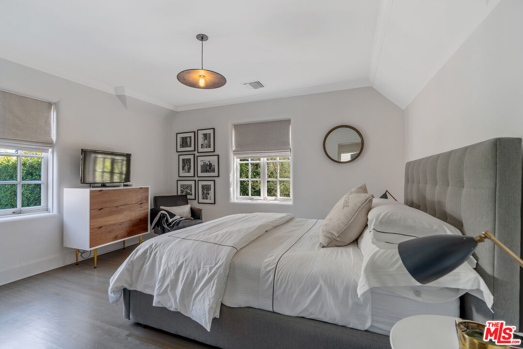 Los Angeles, California, 90020, United States, 5 Bedrooms Bedrooms, ,5 BathroomsBathrooms,Residential,For Sale,1939583