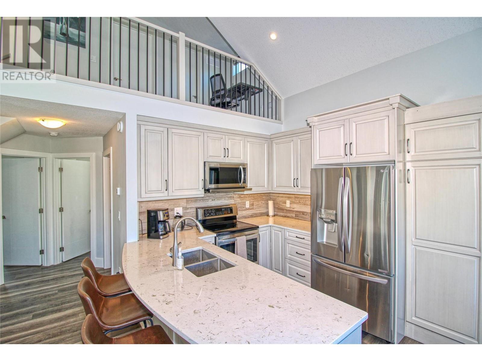 KELOWNA, British Columbia, V1Z 3R8, CA, 3 Bedrooms Bedrooms, ,3 BathroomsBathrooms,Residential,For Sale,1951197