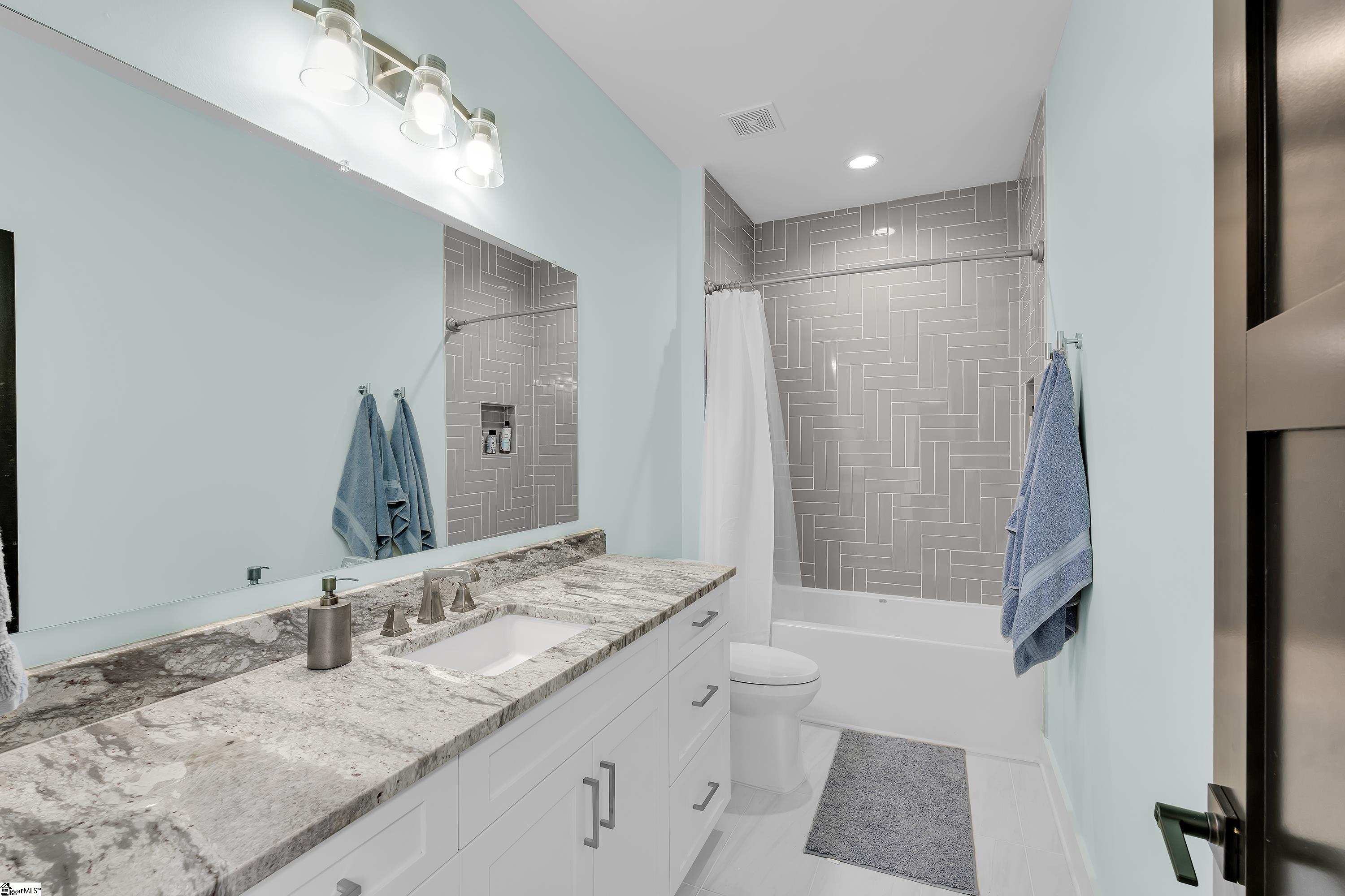 Simpsonville, South Carolina, 29681, United States, 5 Bedrooms Bedrooms, ,5 BathroomsBathrooms,Residential,For Sale,1913796