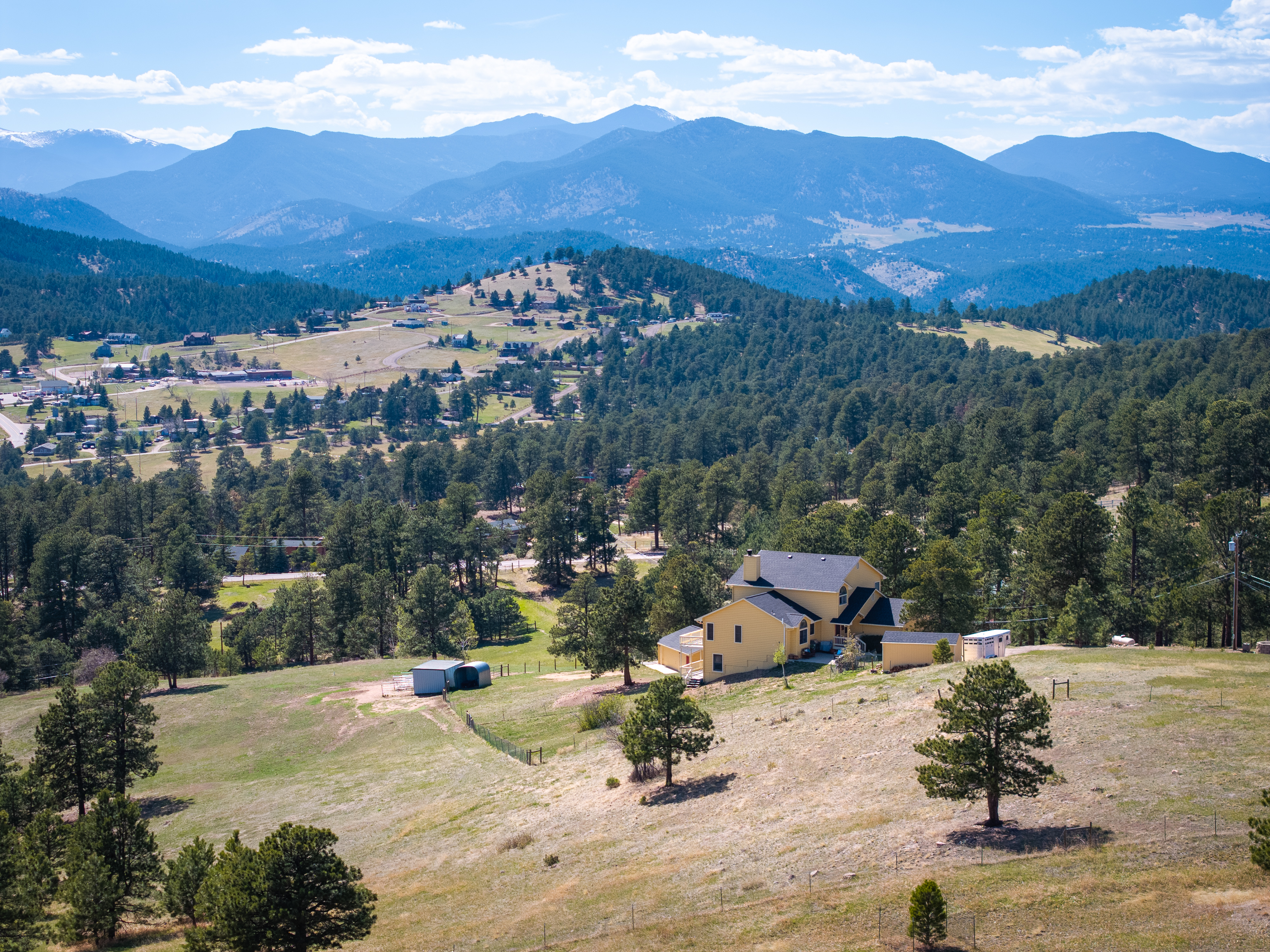  Tucked into the Foothills of the Rocky Mountains your majestic paradise awaits - 物件實景