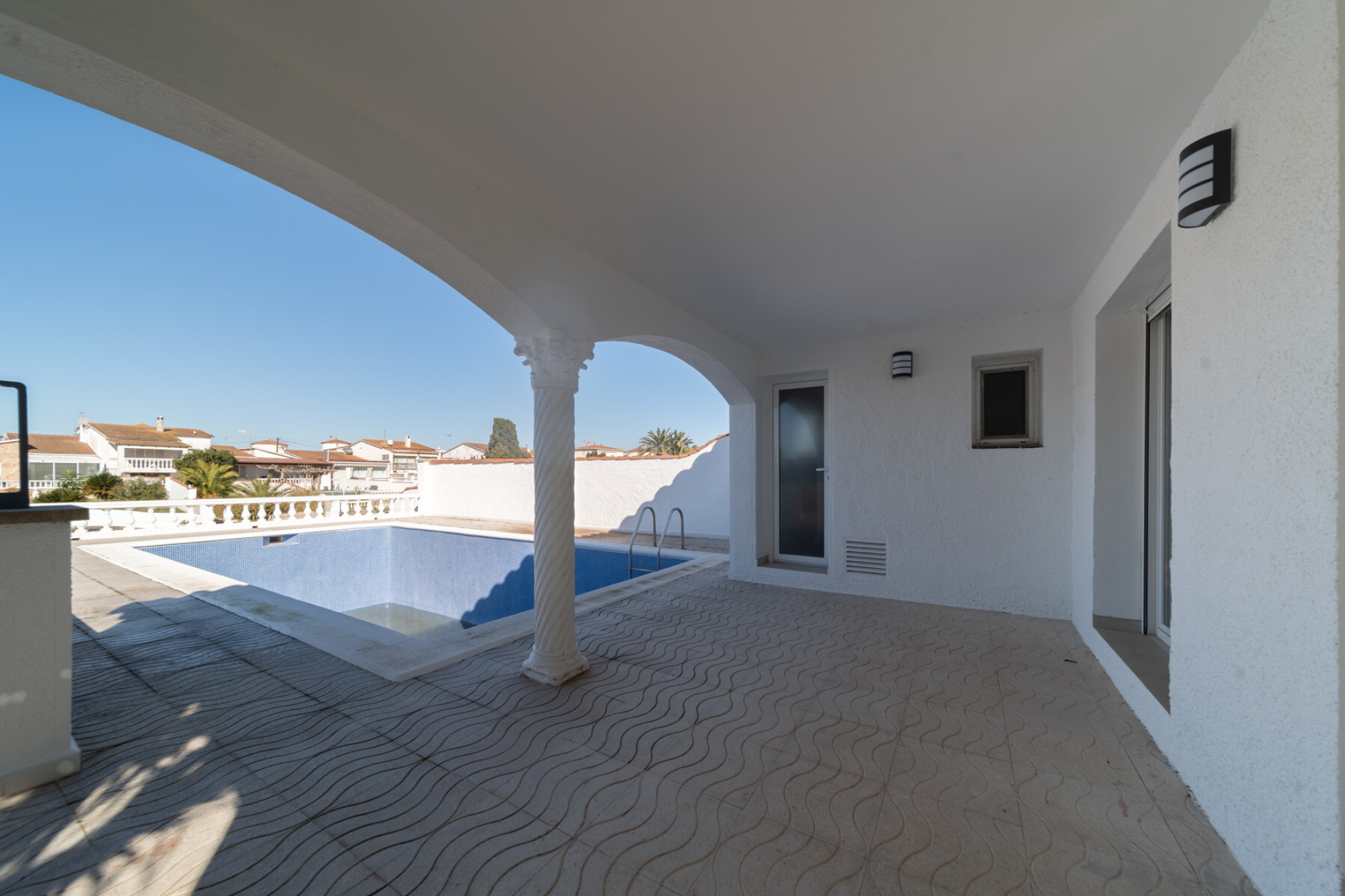 Renovated house on the wide canal with swimming pool. - 物件實景