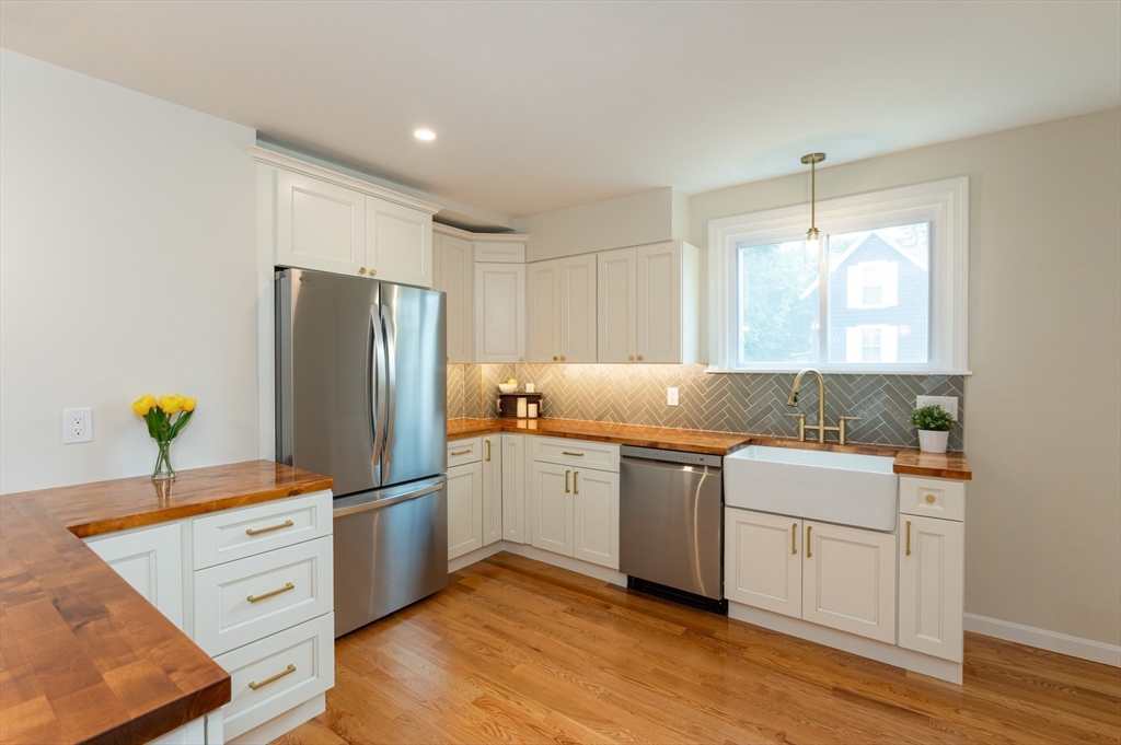 Hamilton, Massachusetts, 01982, United States, 3 Bedrooms Bedrooms, ,2 BathroomsBathrooms,Residential,For Sale,1934634