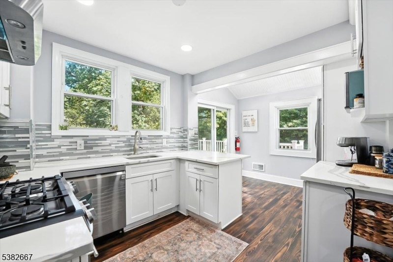 Livingston Twp., New Jersey, 07039, United States, 3 Bedrooms Bedrooms, ,2 BathroomsBathrooms,Residential,For Sale,1940708