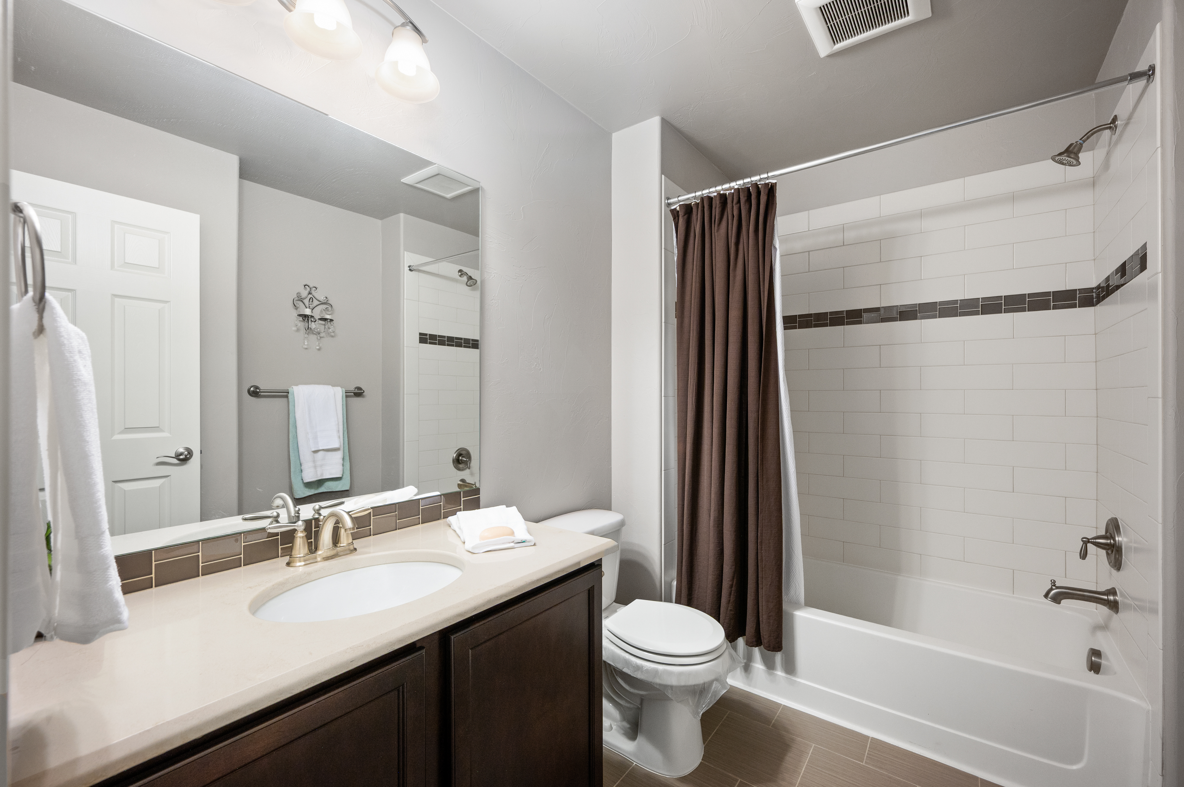  Pristine And Charming End Unit Townhome - 物件實景