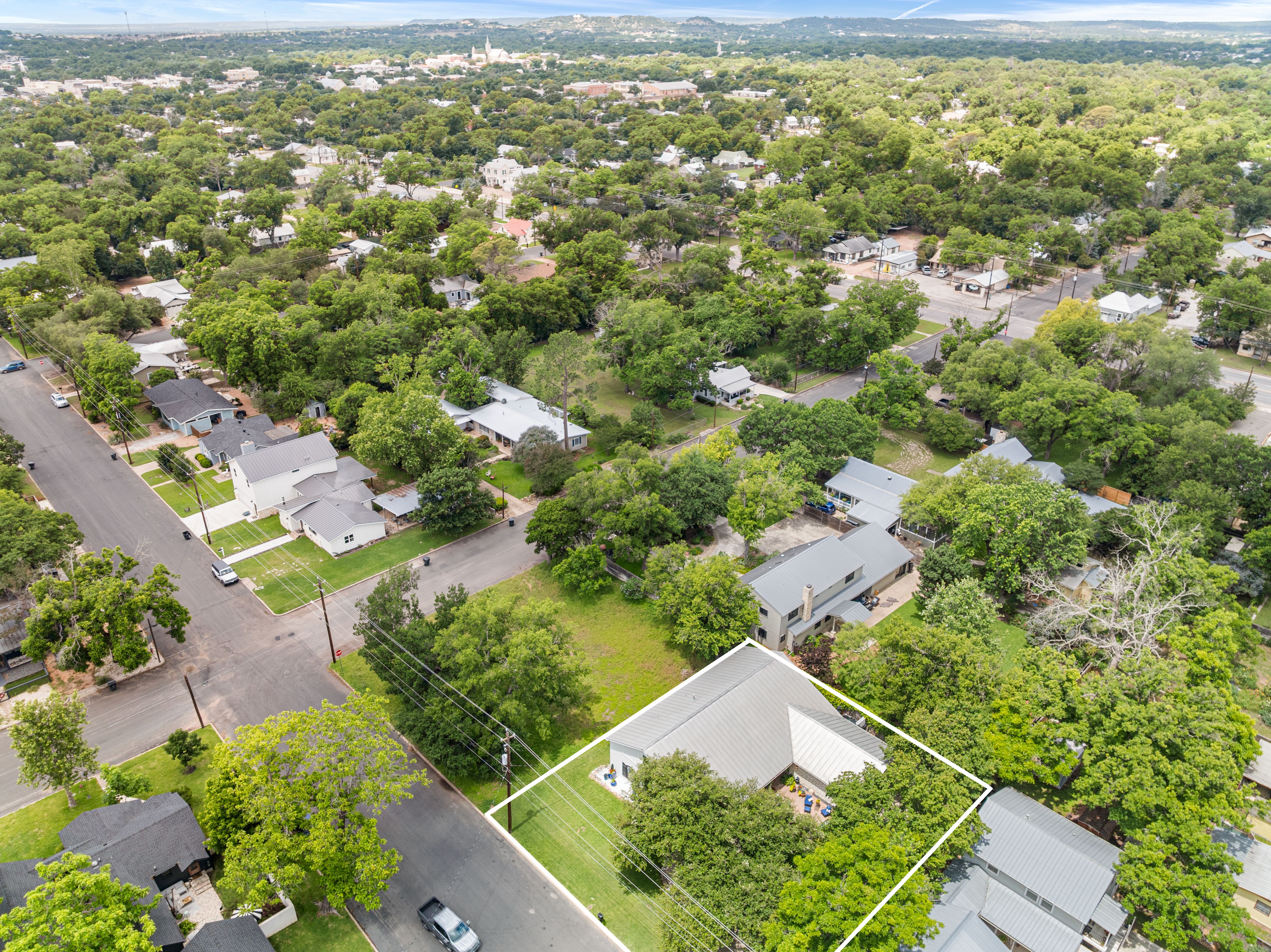  Privacy, Hill Country Charm and Income Potential - 物件實景