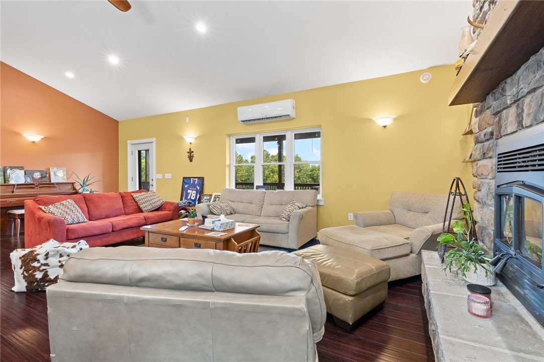 Dogpatch, Arkansas, 72648, United States, 3 Bedrooms Bedrooms, ,3 BathroomsBathrooms,Residential,For Sale,1958320