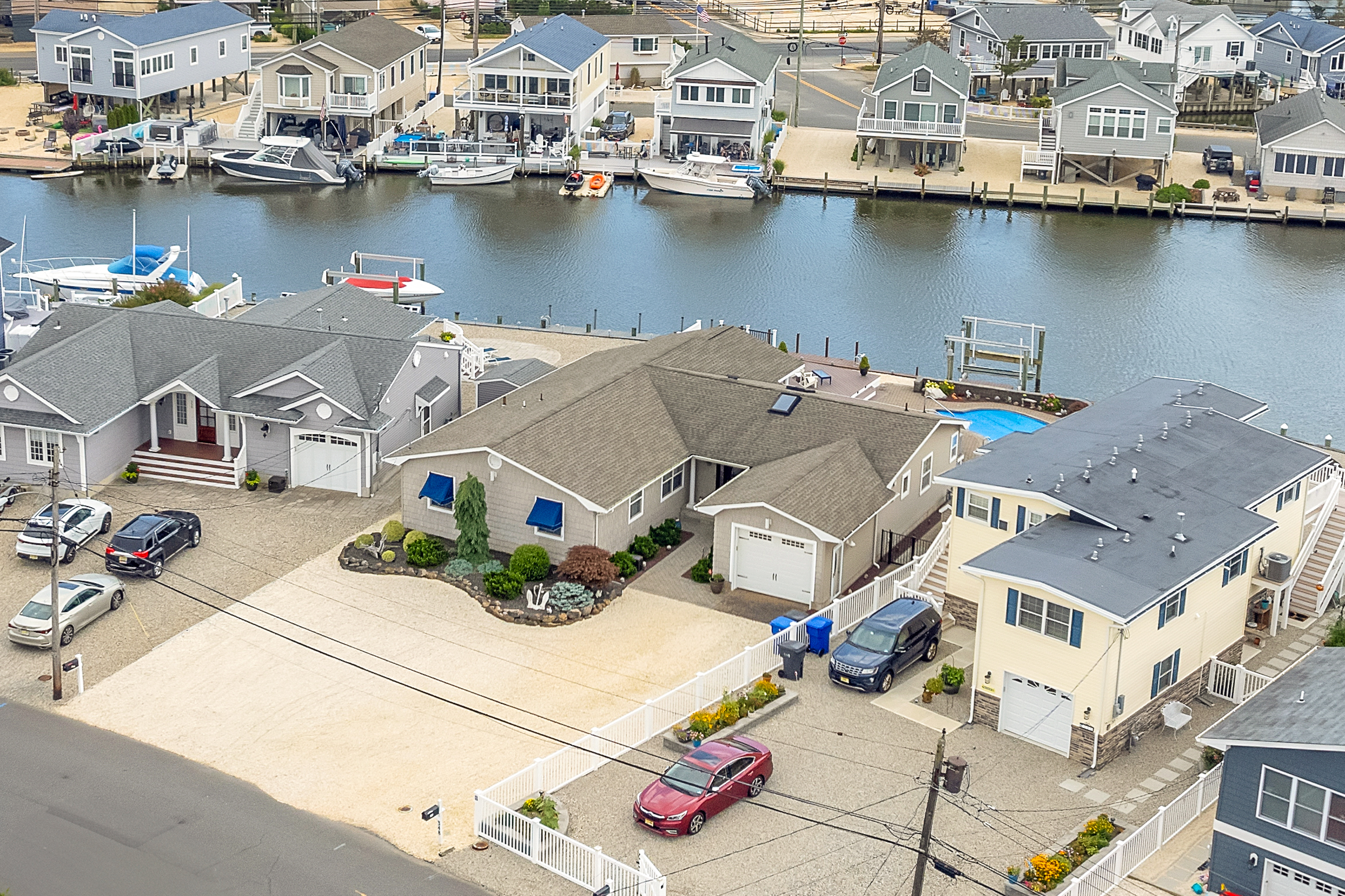  Spacious Waterfront Ranch With In-Ground Pool - 物件實景