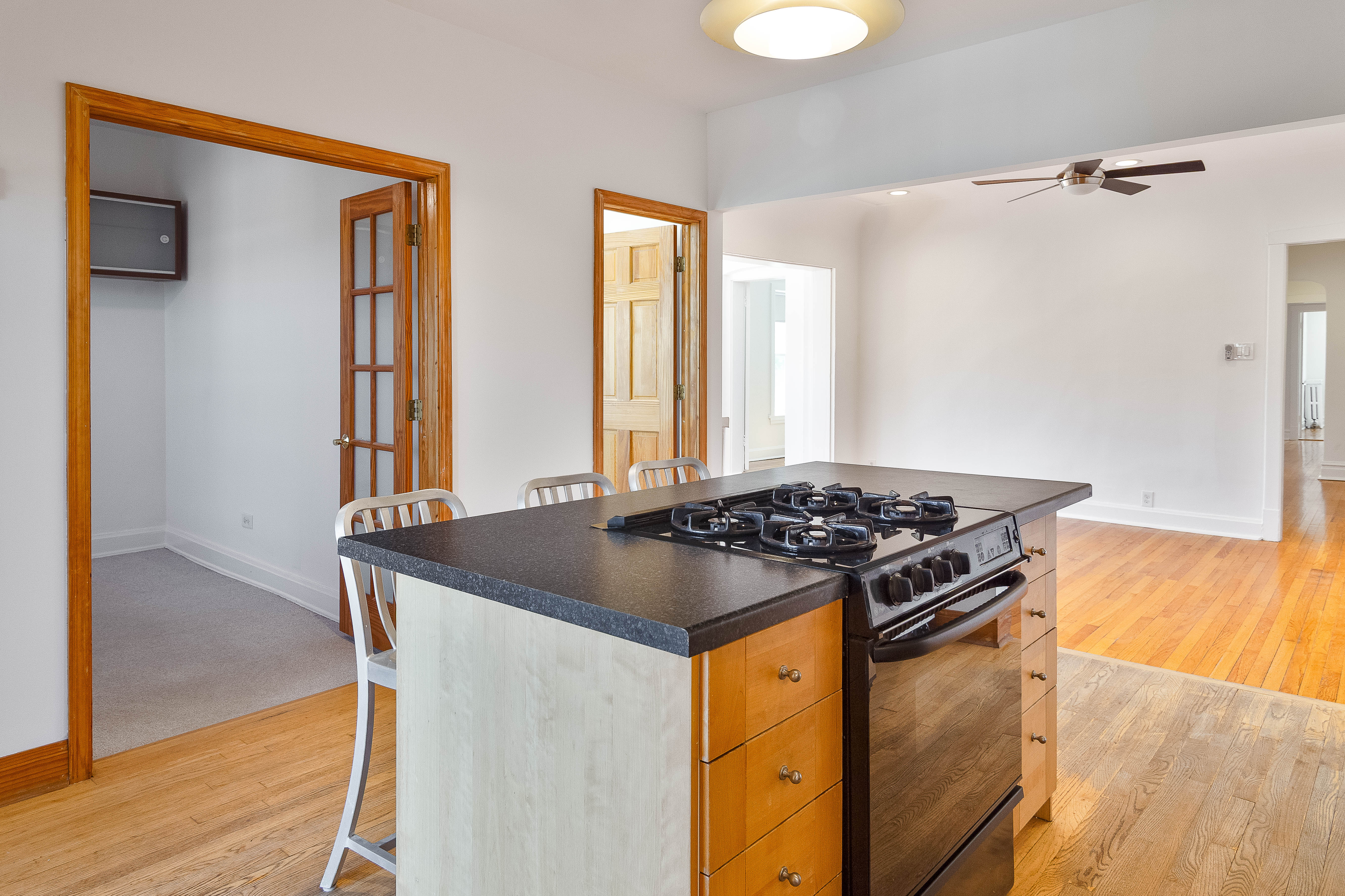 This Home Delivers Privacy, Volume, and Timeless Vintage Character - 物件實景