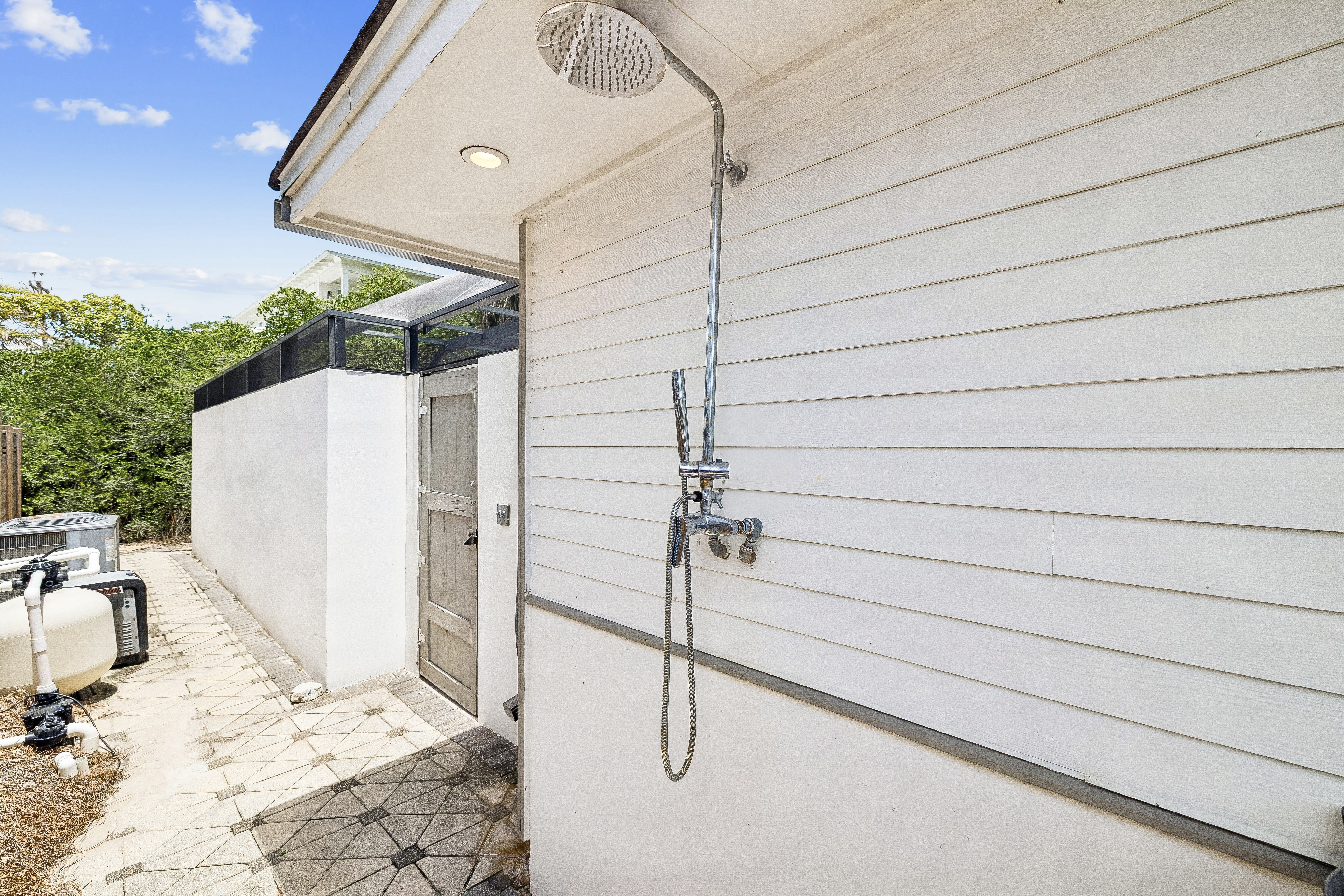  Corner-Lot Steps To Beach Access With Myriad Opportunities - 物件實景
