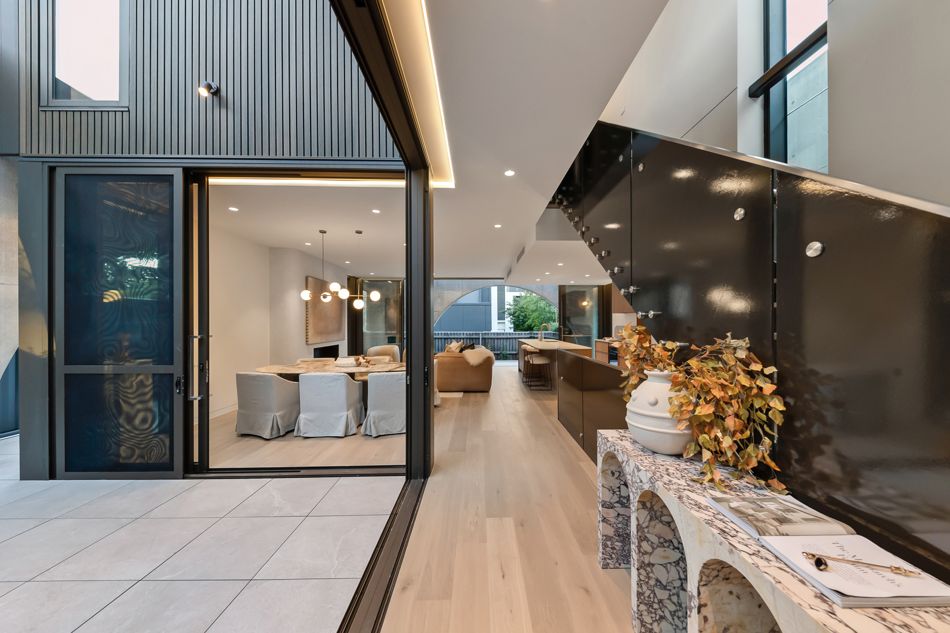  Lifestyle at the forefront in this sleek architectural residence - 物件實景