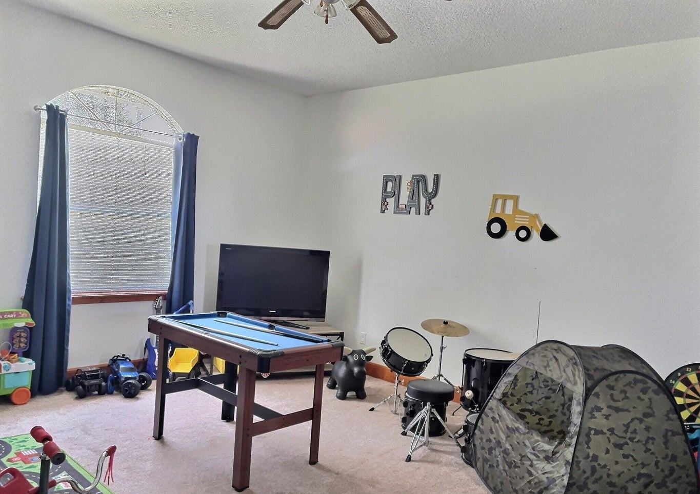 Hawthorne, Florida, 32640, United States, 5 Bedrooms Bedrooms, ,2 BathroomsBathrooms,Residential,For Sale,1903674