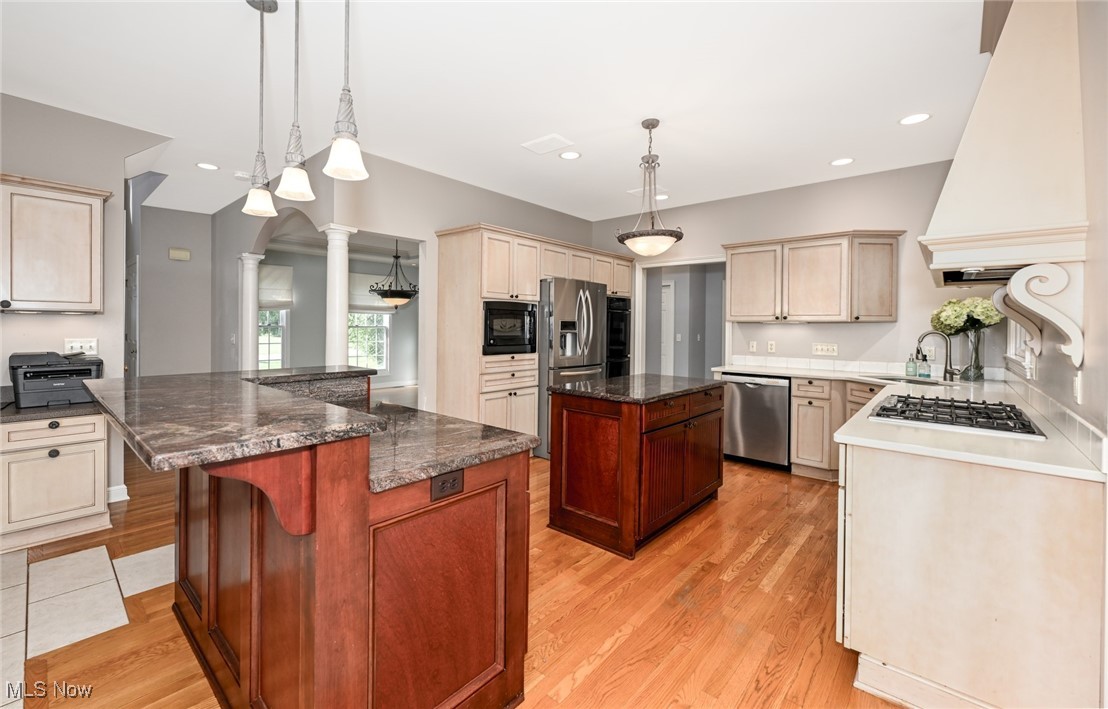 Aurora, Ohio, 44202, United States, 4 Bedrooms Bedrooms, ,4 BathroomsBathrooms,Residential,For Sale,1932632