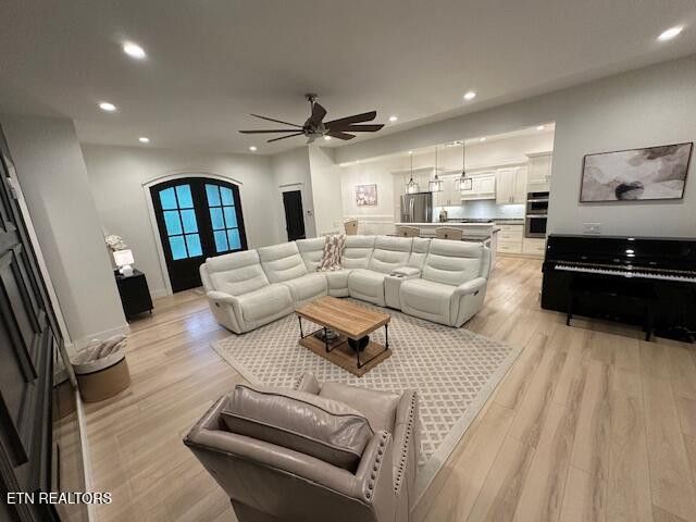 Middlesboro, Kentucky, 40965, United States, 5 Bedrooms Bedrooms, ,4 BathroomsBathrooms,Residential,For Sale,1915642